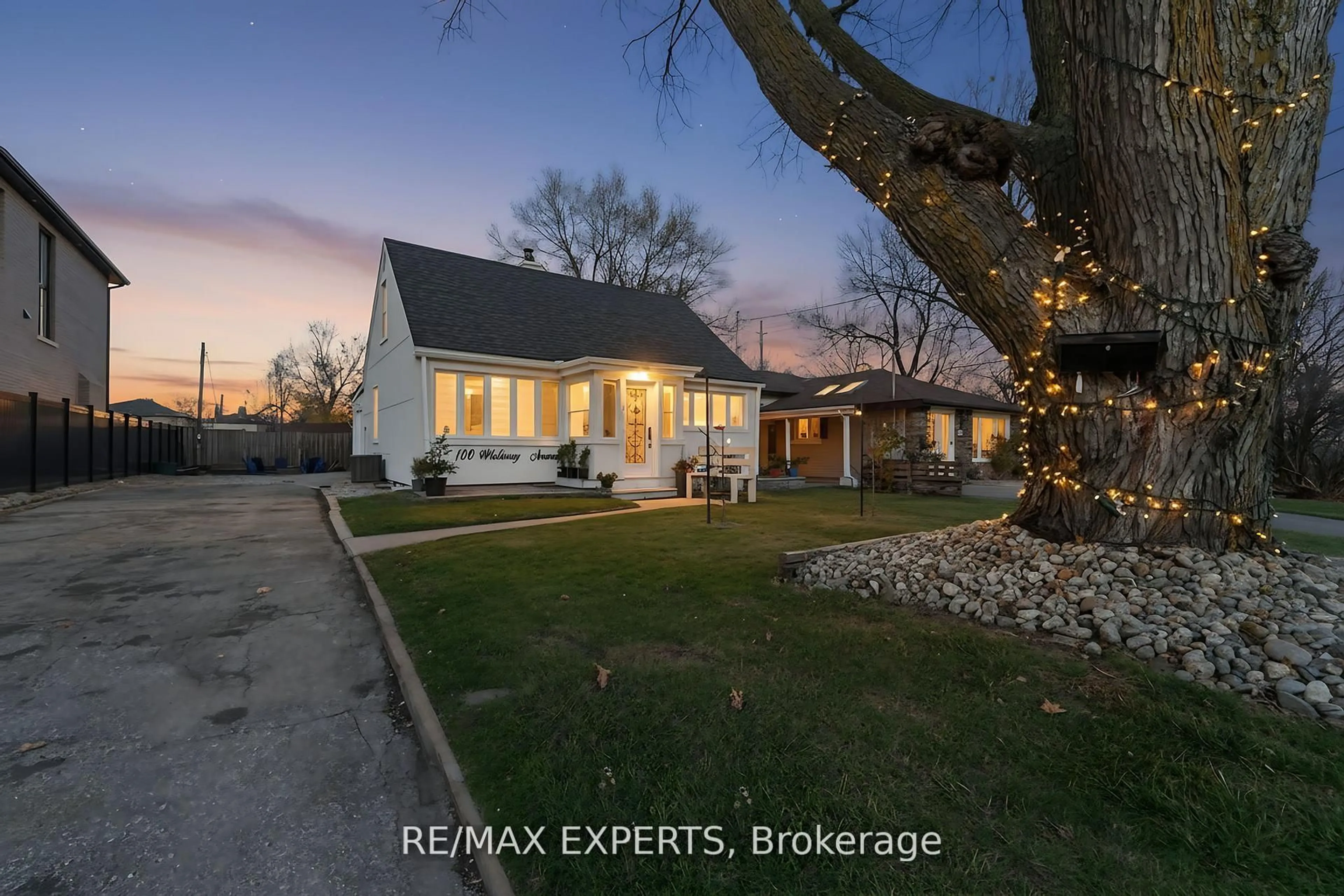 A pic from outside/outdoor area/front of a property/back of a property/a pic from drone, street for 100 Wallasey Ave, Toronto Ontario M9M 1E4