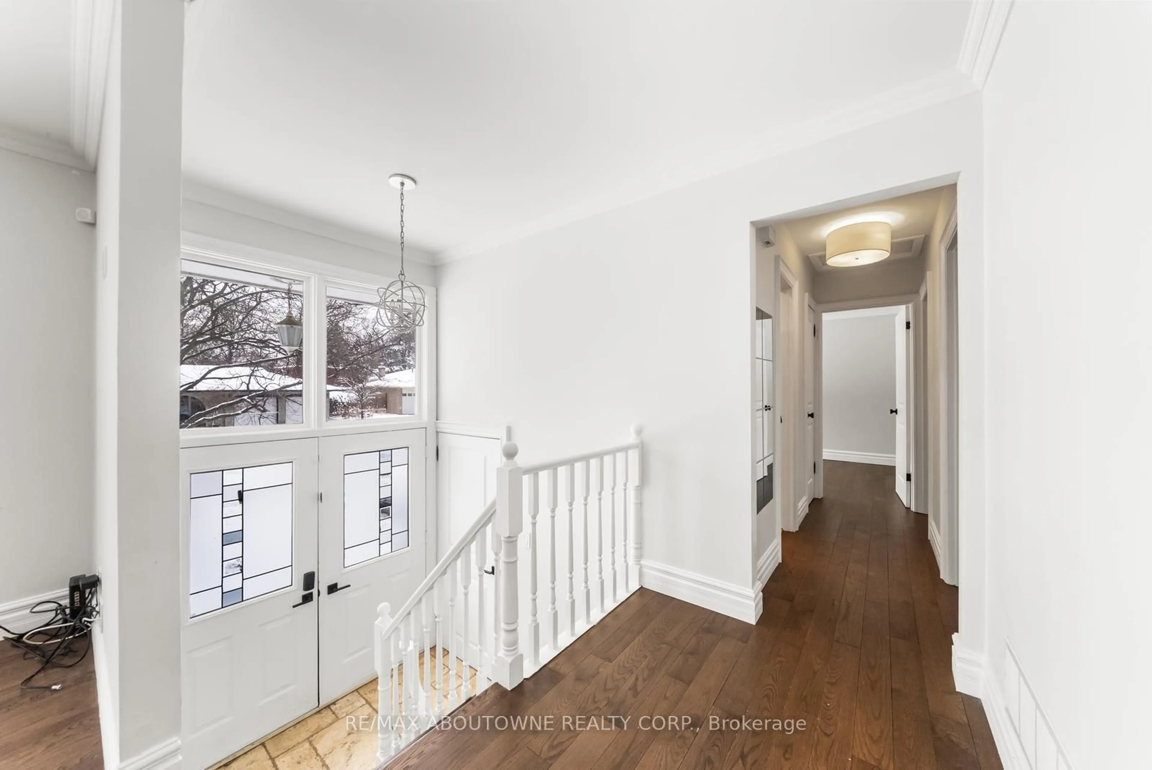 Indoor entryway for 407 Canterbury Cres, Oakville Ontario L6J 5K8