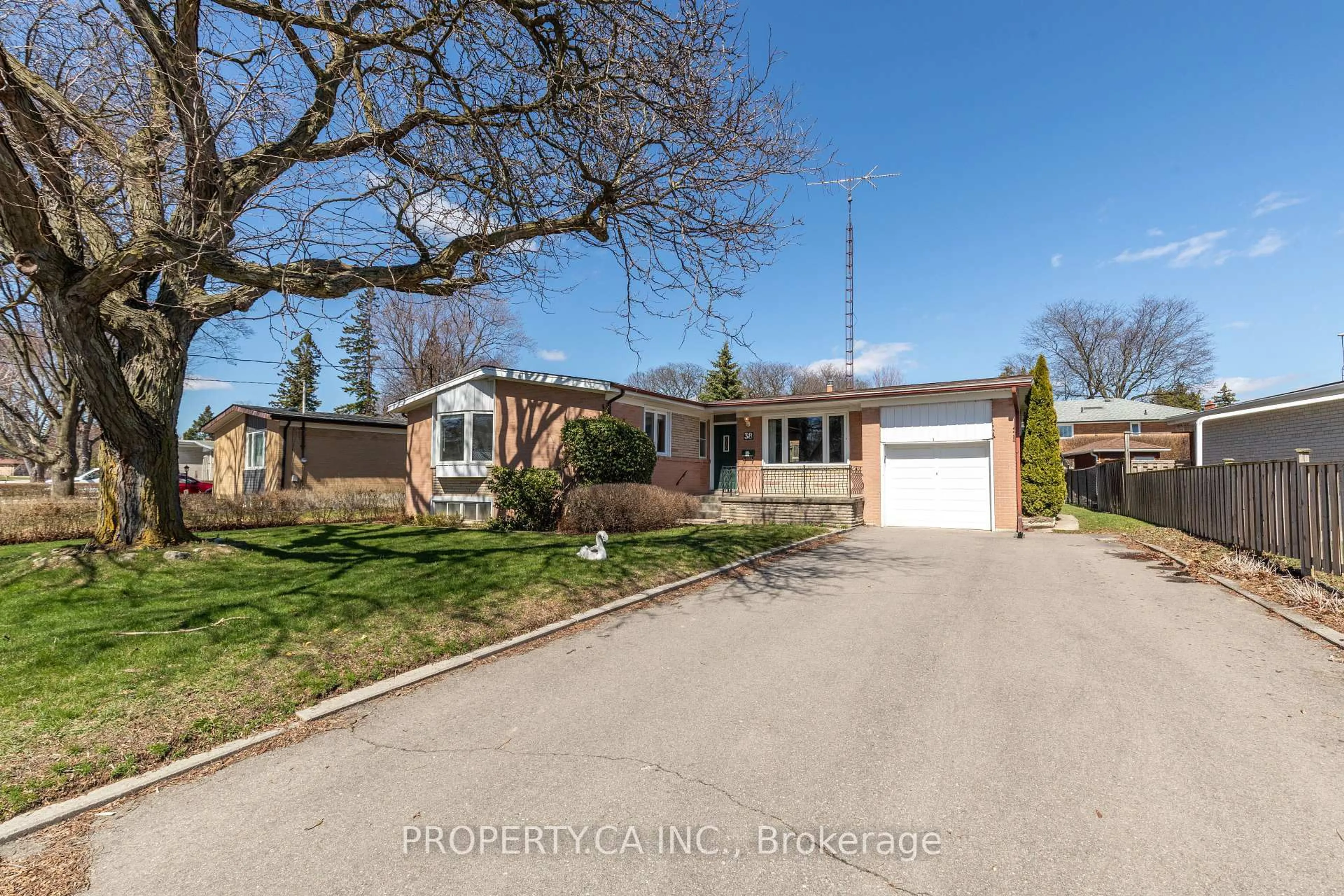 A pic from outside/outdoor area/front of a property/back of a property/a pic from drone, street for 38 Florida Cres, Toronto Ontario M9M 1P5