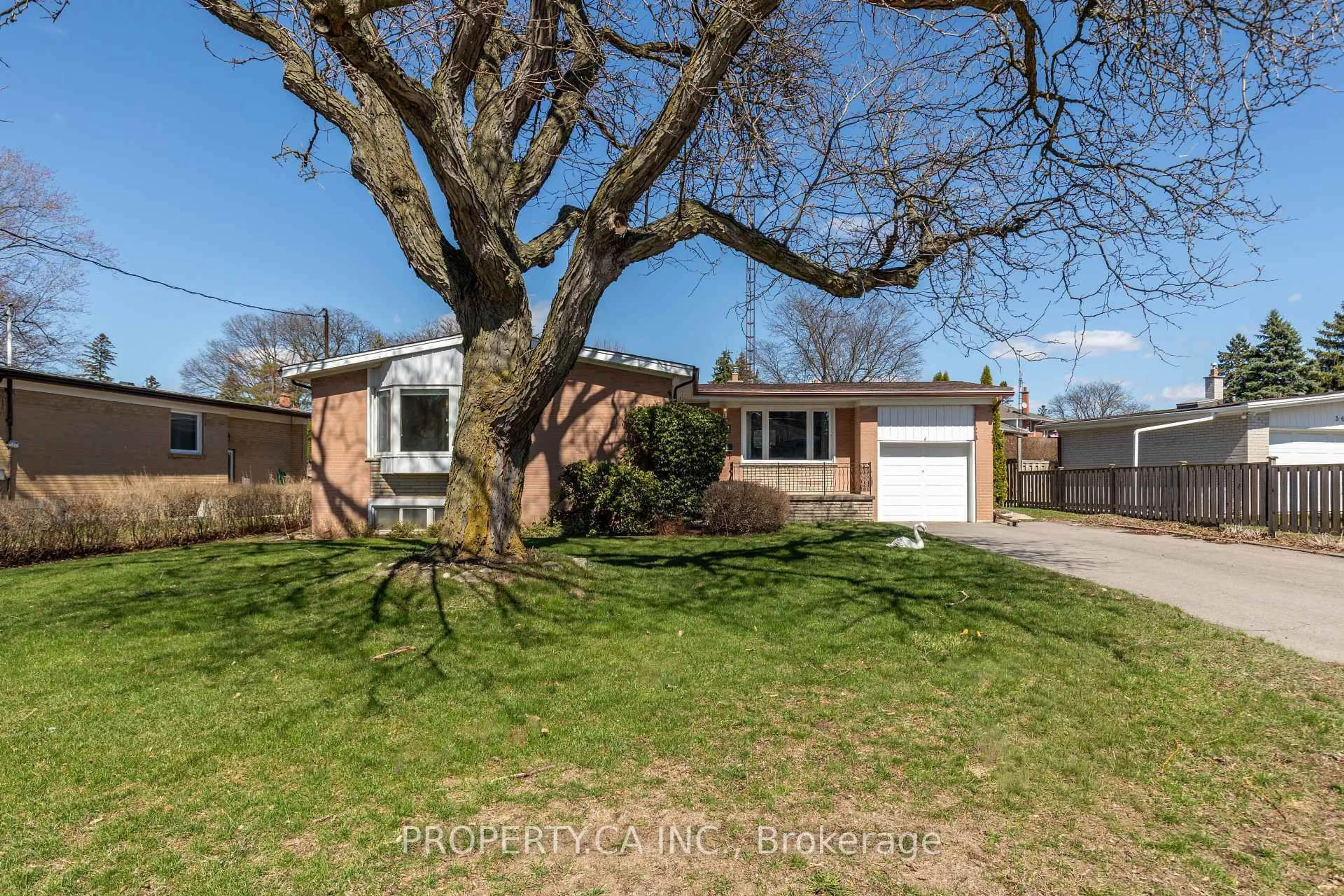A pic from outside/outdoor area/front of a property/back of a property/a pic from drone, street for 38 Florida Cres, Toronto Ontario M9M 1P5