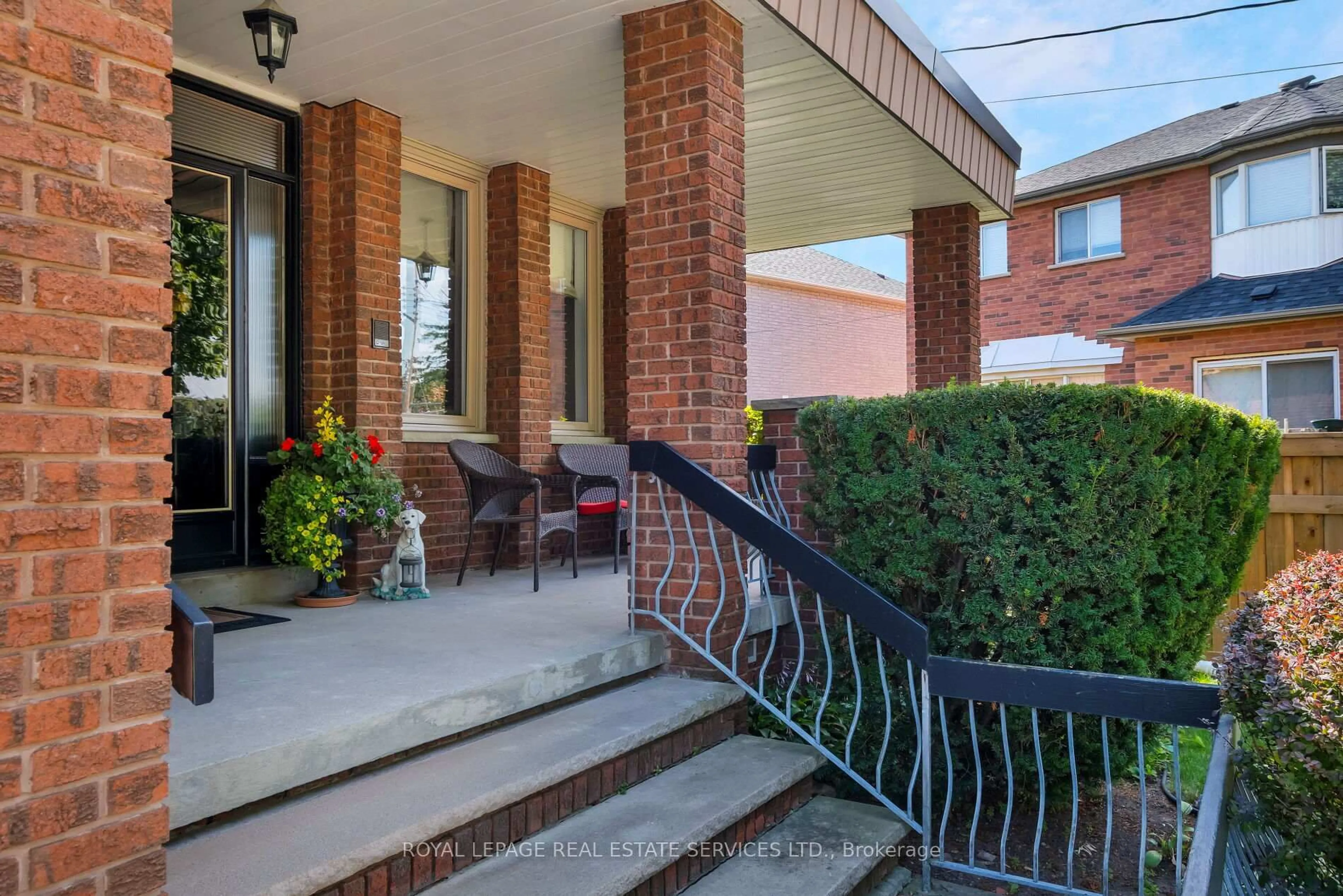 Patio, street for 15 Westroyal Rd, Toronto Ontario M9P 2C4