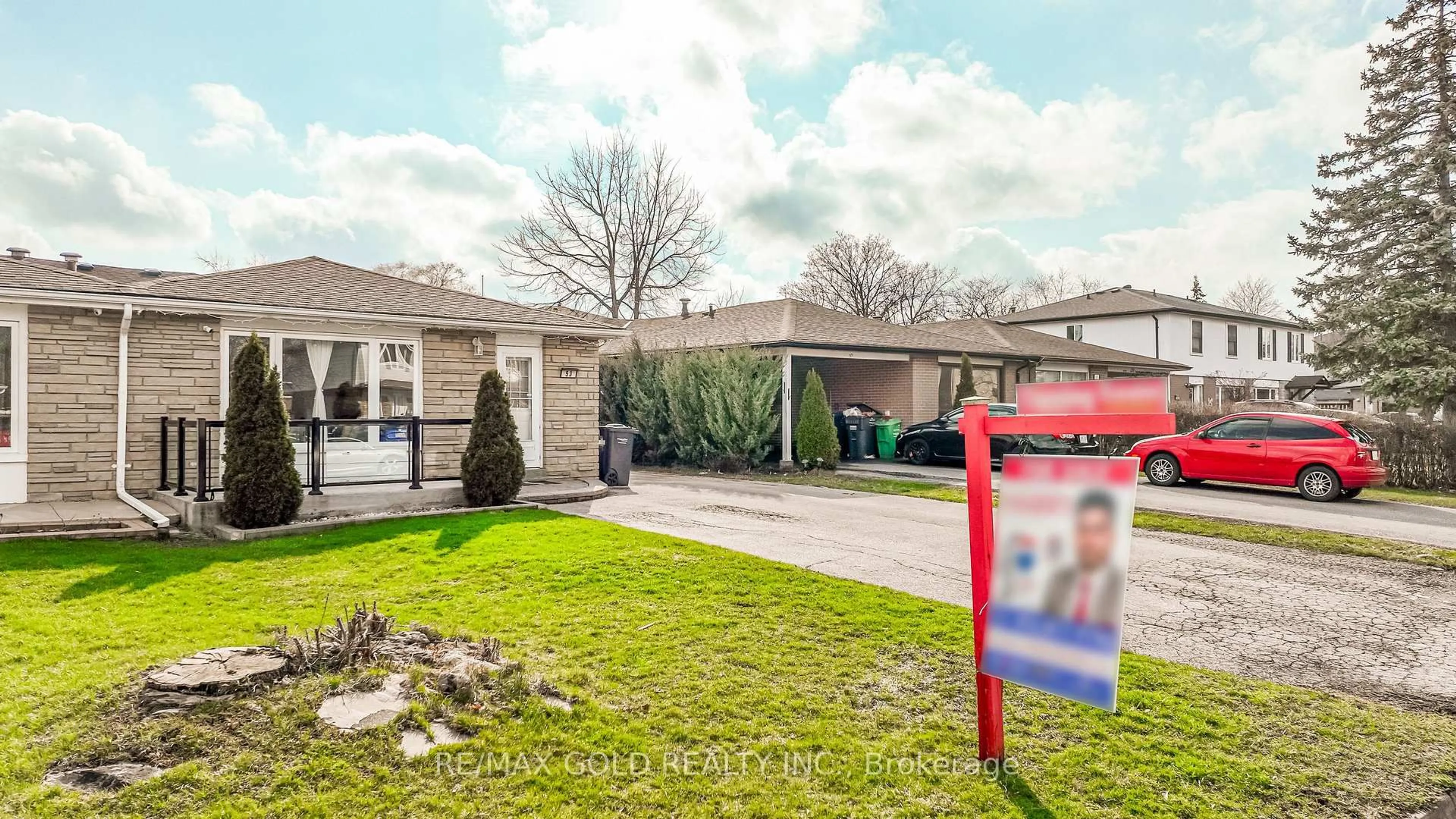 A pic from outside/outdoor area/front of a property/back of a property/a pic from drone, street for 53 Davenport Cres, Brampton Ontario L6T 3L5