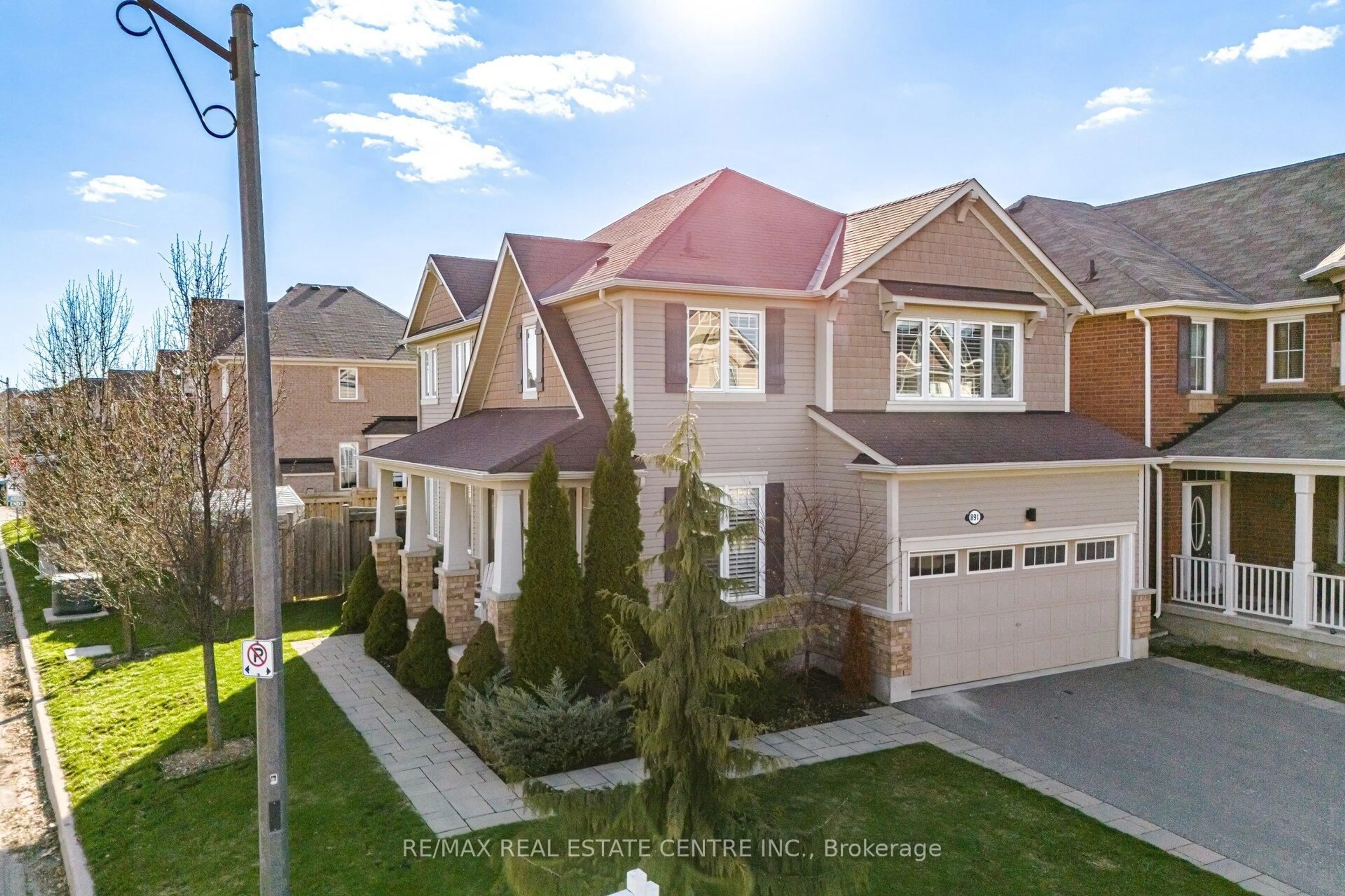 A pic from outside/outdoor area/front of a property/back of a property/a pic from drone, street for 891 SYNDENHAM Lane, Milton Ontario L9T 8K1