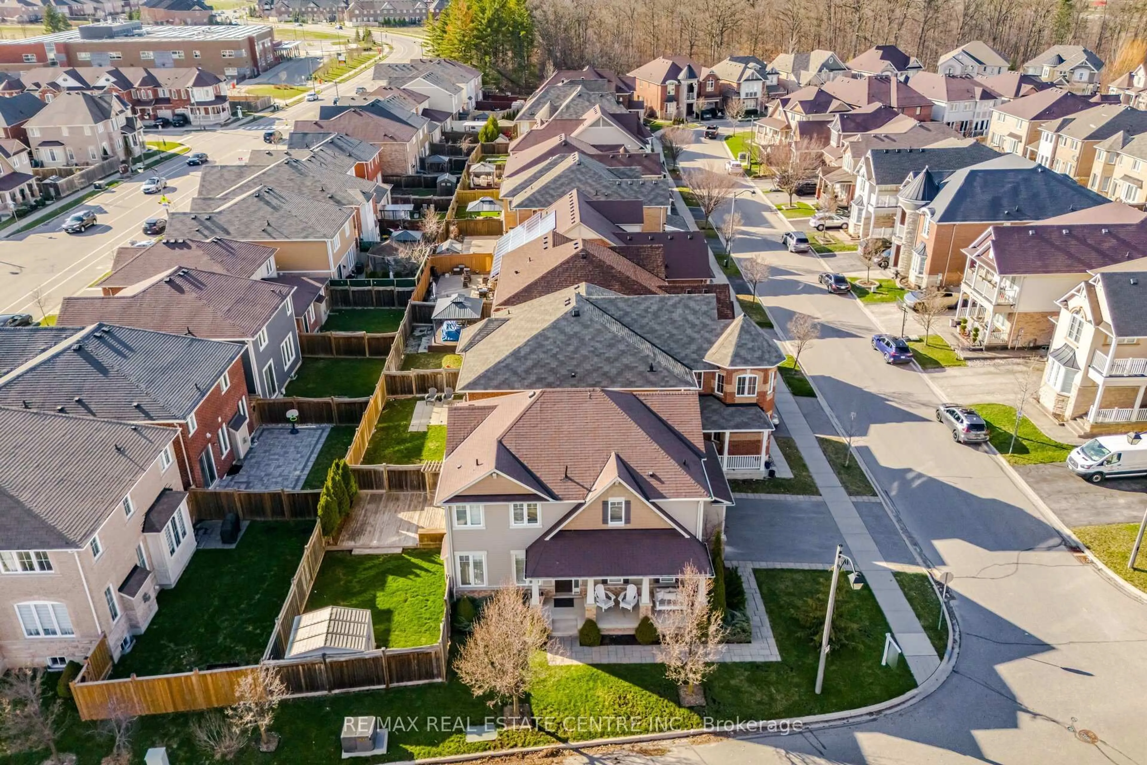 A pic from outside/outdoor area/front of a property/back of a property/a pic from drone, street for 891 SYNDENHAM Lane, Milton Ontario L9T 8K1