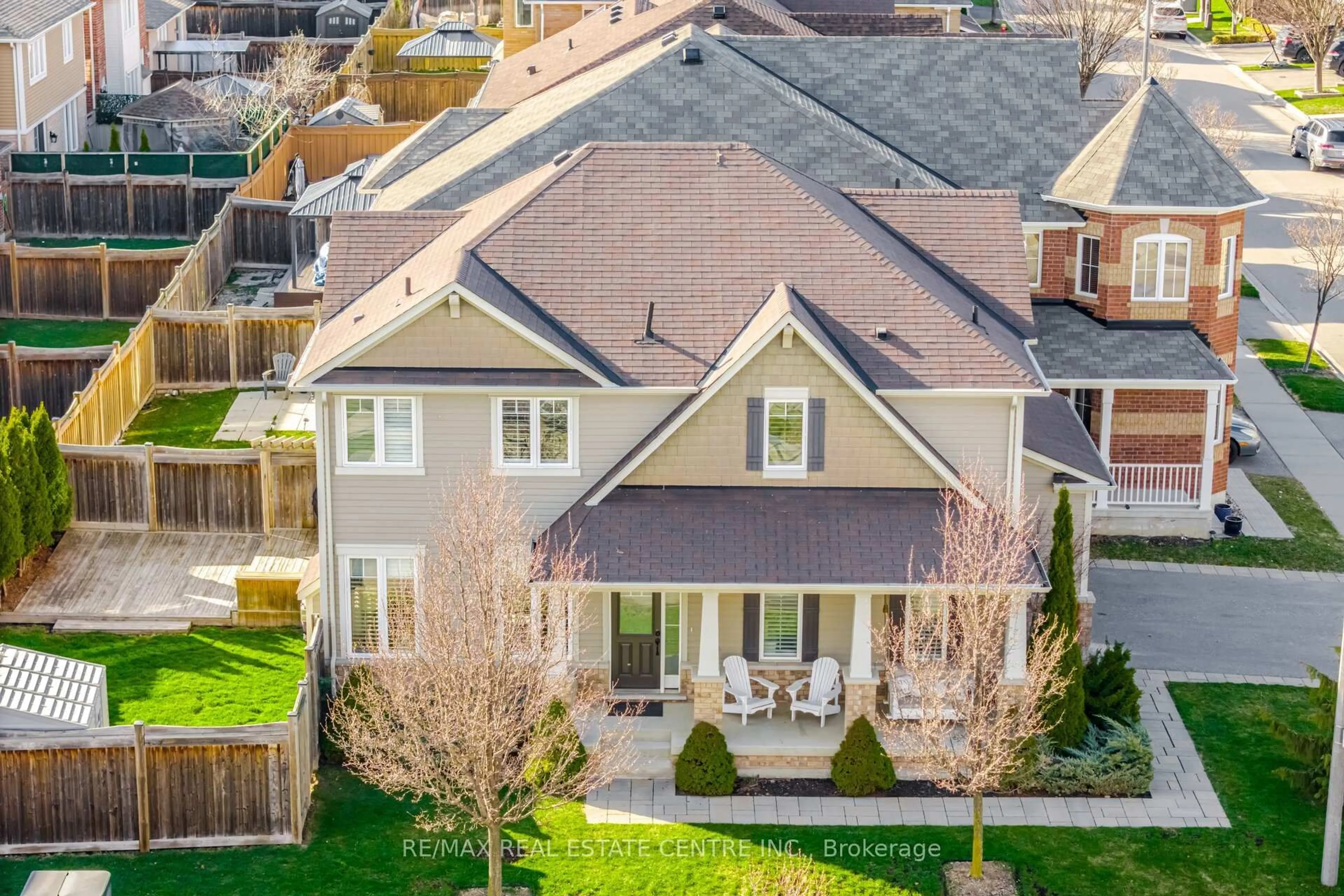 A pic from outside/outdoor area/front of a property/back of a property/a pic from drone, street for 891 SYNDENHAM Lane, Milton Ontario L9T 8K1