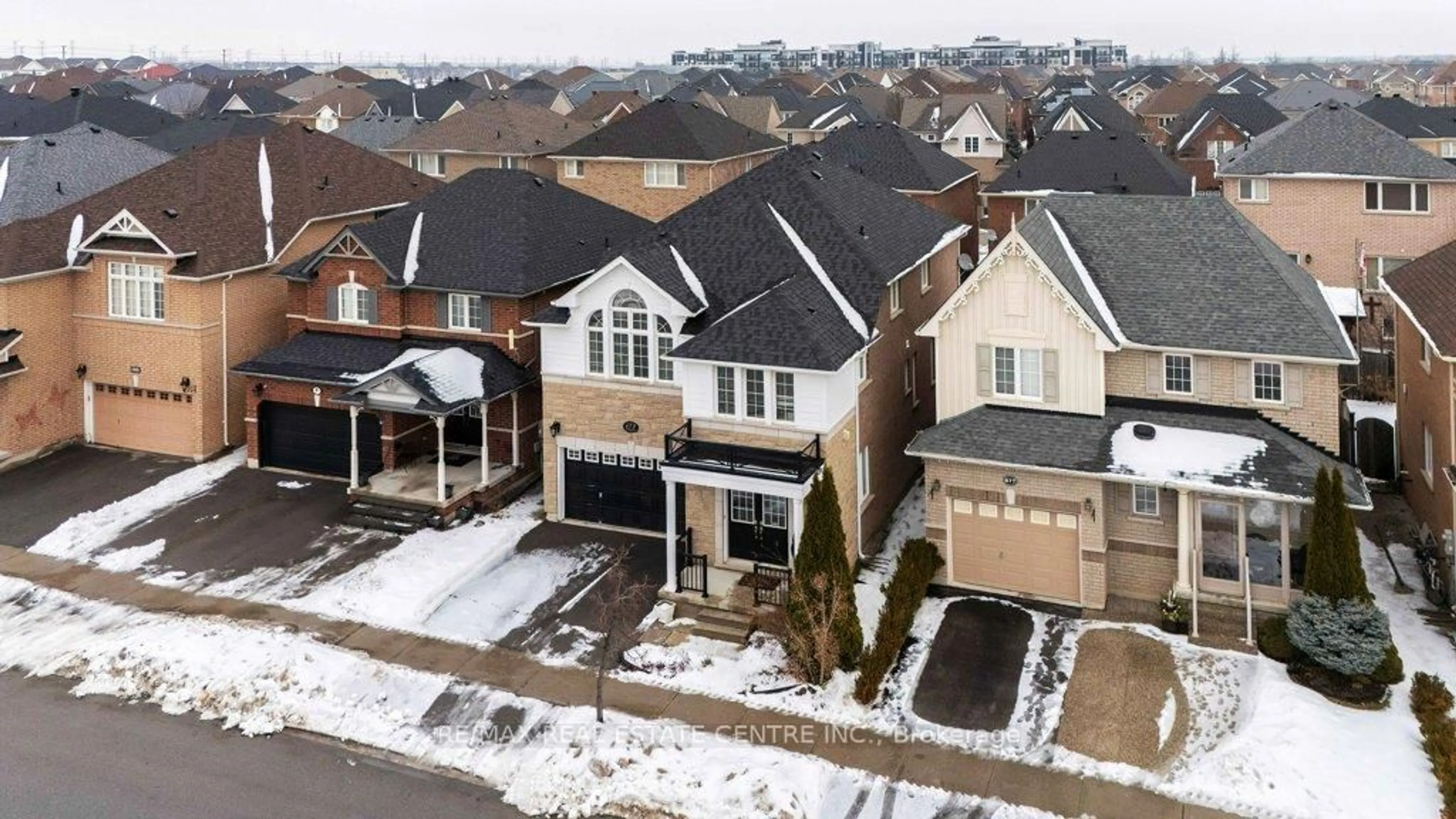A pic from outside/outdoor area/front of a property/back of a property/a pic from drone, street for 673 Armstrong Blvd, Milton Ontario L9T 0H4
