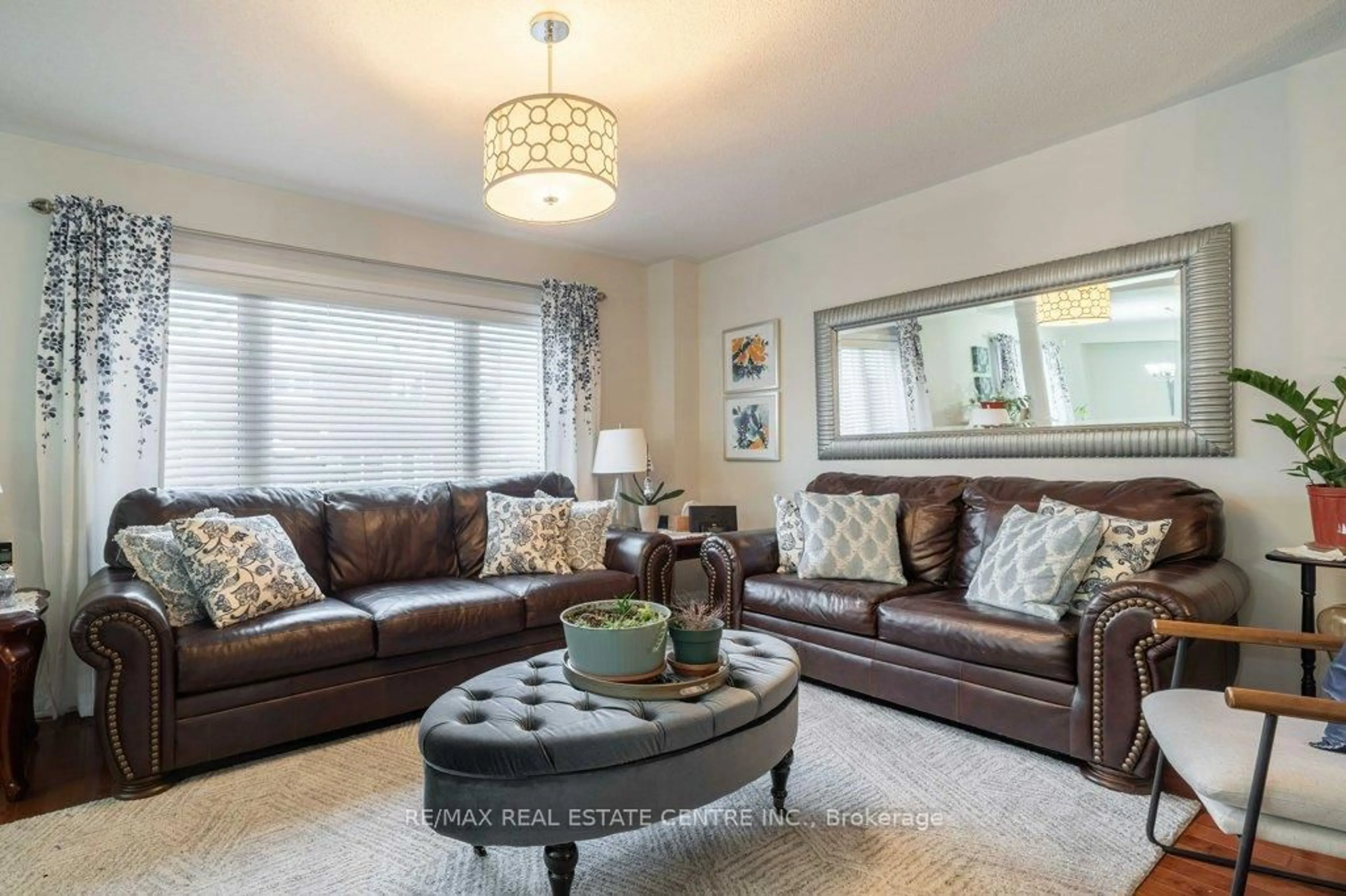 Living room with furniture, unknown for 673 Armstrong Blvd, Milton Ontario L9T 0H4