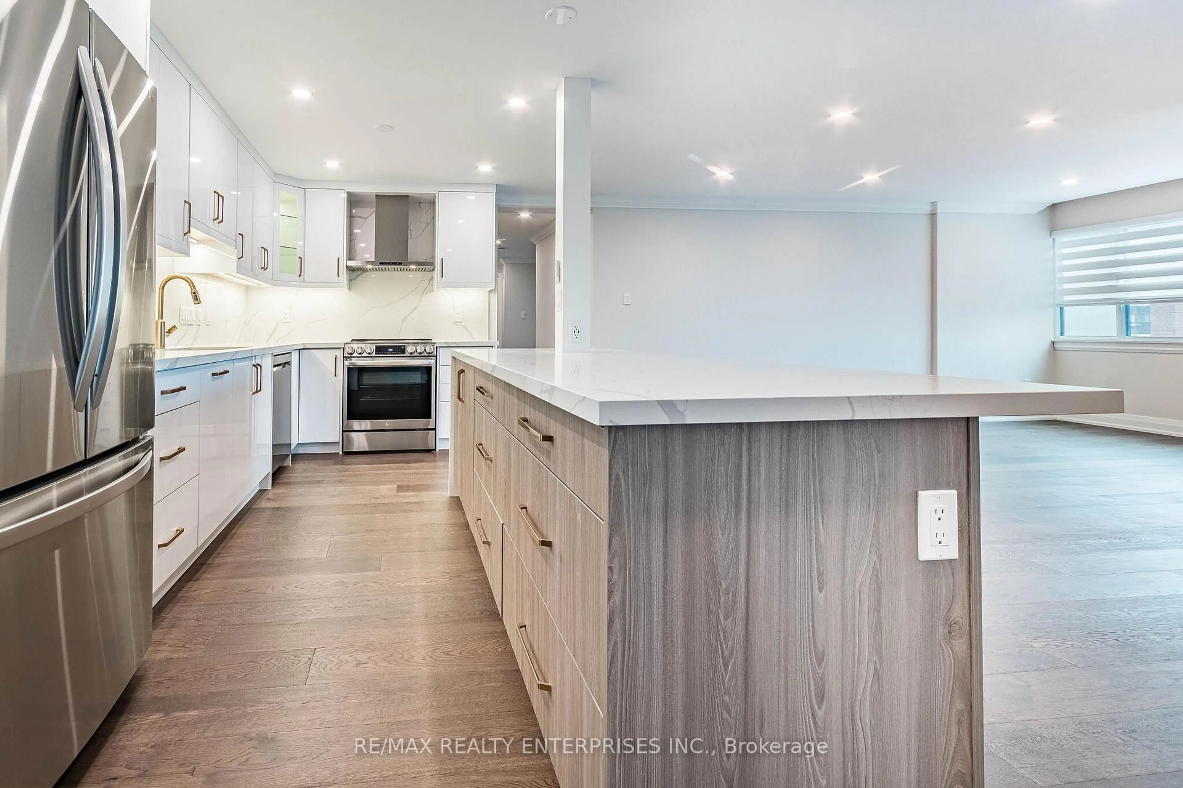 Open concept kitchen, wood/laminate floor for 50 Elm Dr #605, Mississauga Ontario L5A 3X2