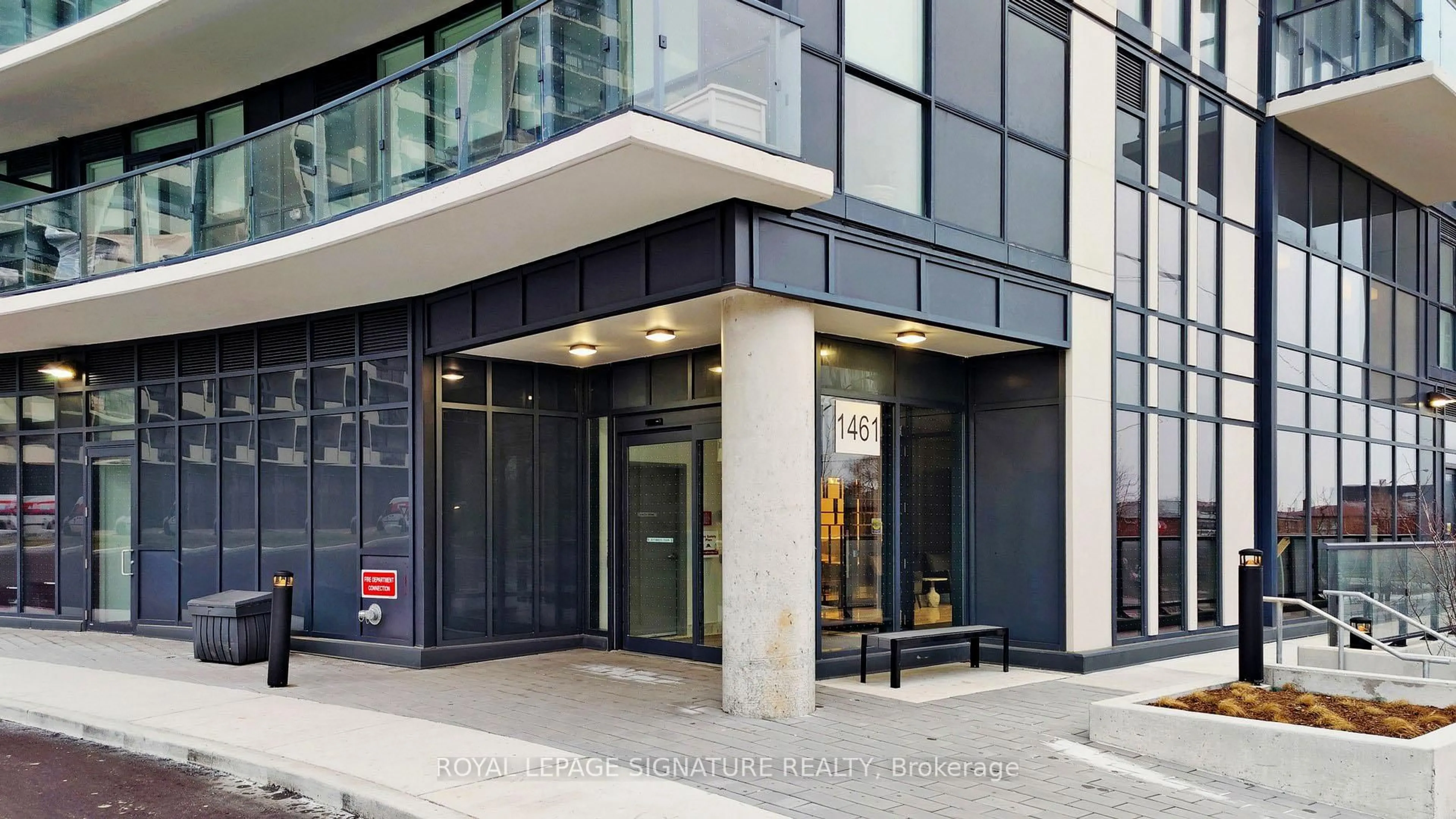 Indoor foyer for 1461 Lawrence Ave #509, Toronto Ontario M6L 0A6