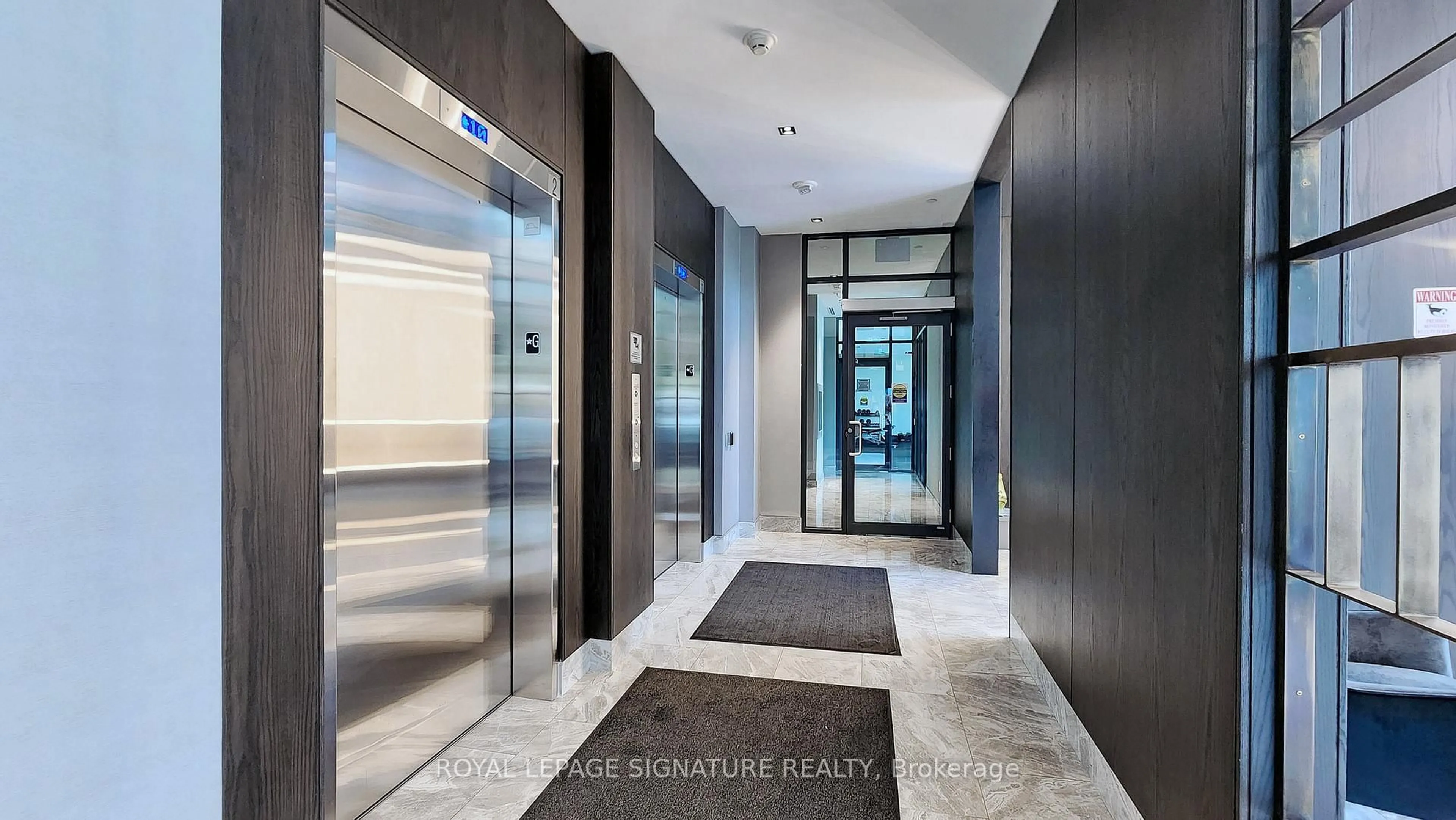 Indoor foyer for 1461 Lawrence Ave #509, Toronto Ontario M6L 0A6