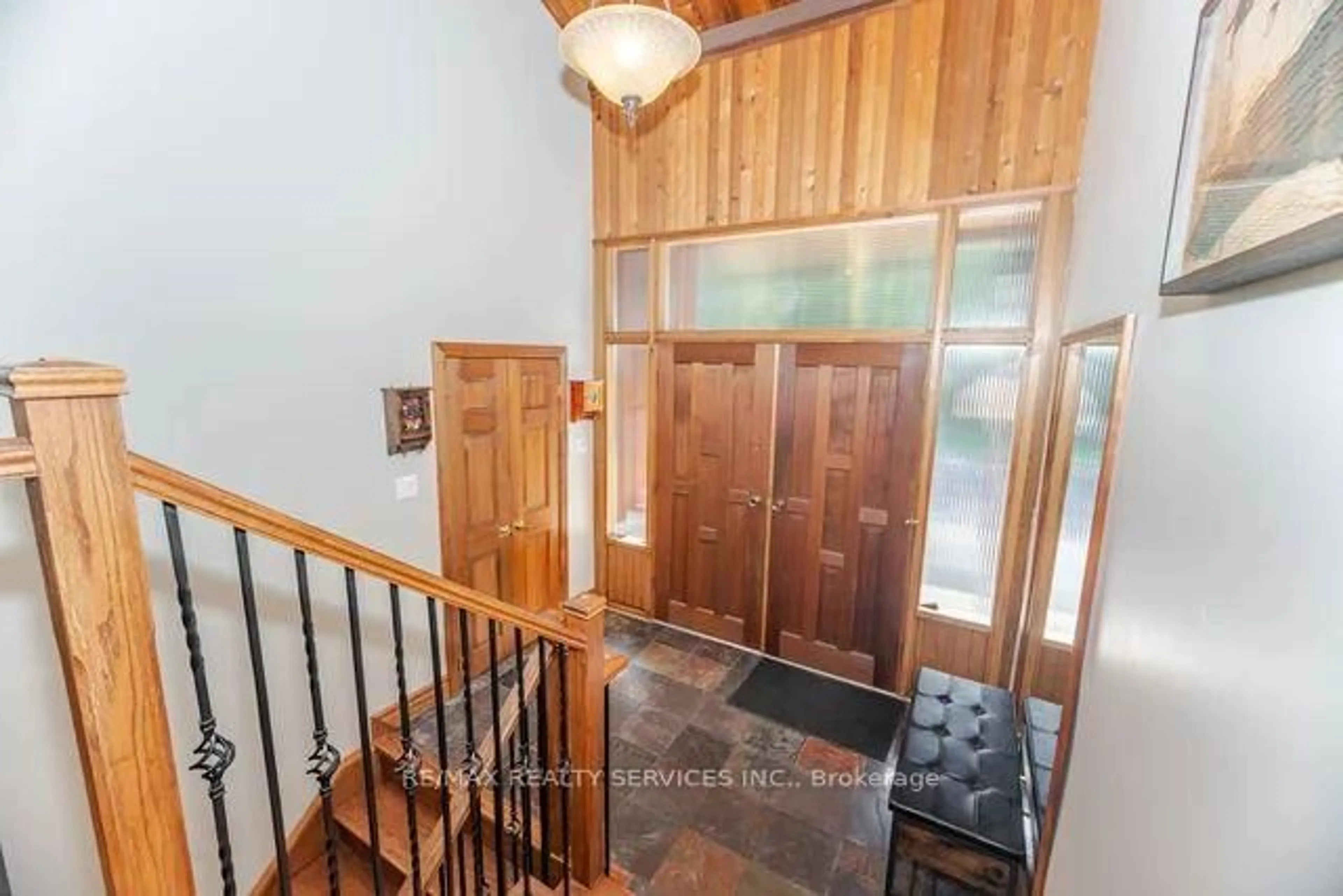 Indoor foyer for 24 Cedar Dr, Caledon Ontario L7K 1H6