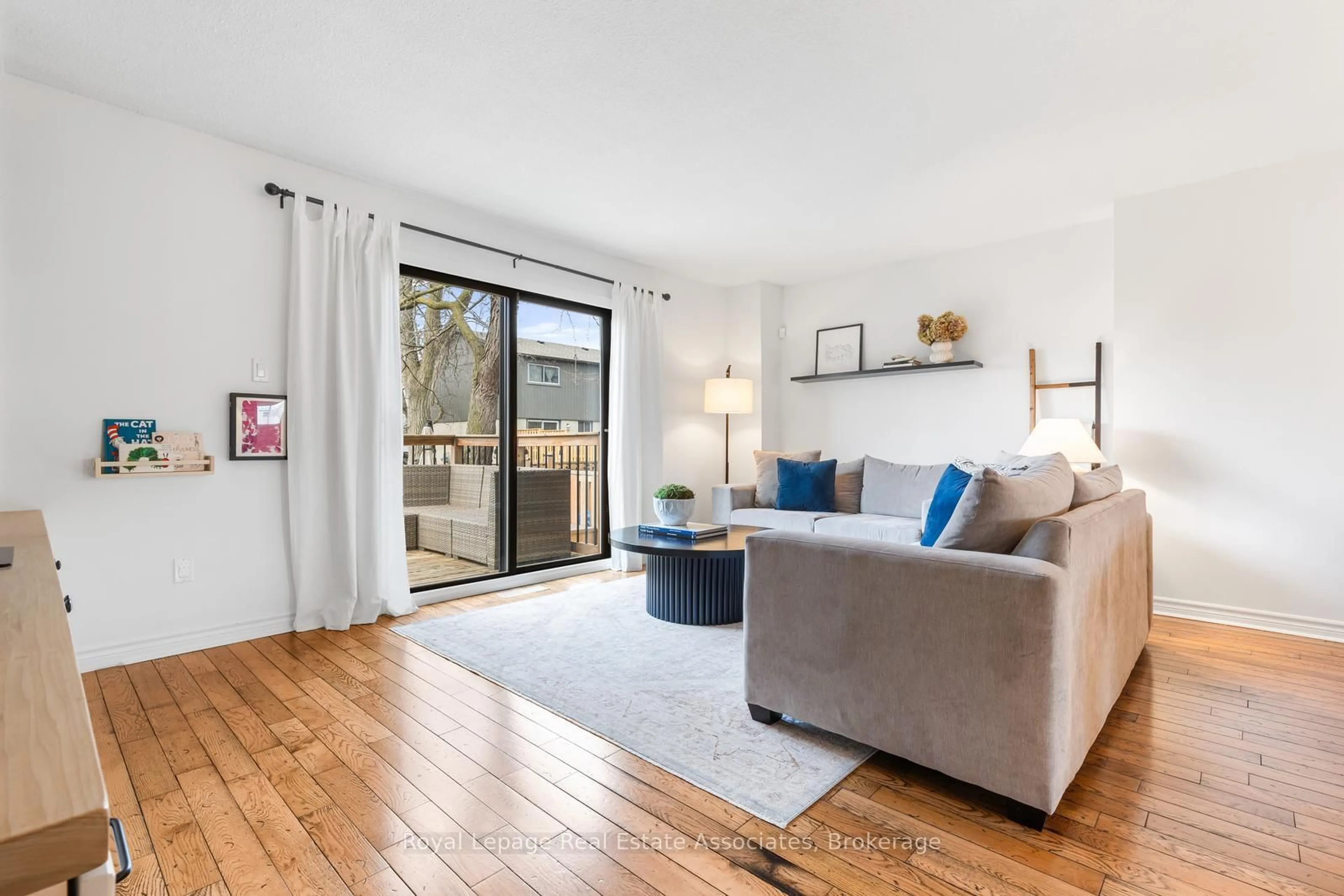 Living room with furniture, wood/laminate floor for 1516 Sixth Line #48, Oakville Ontario L6H 2P2