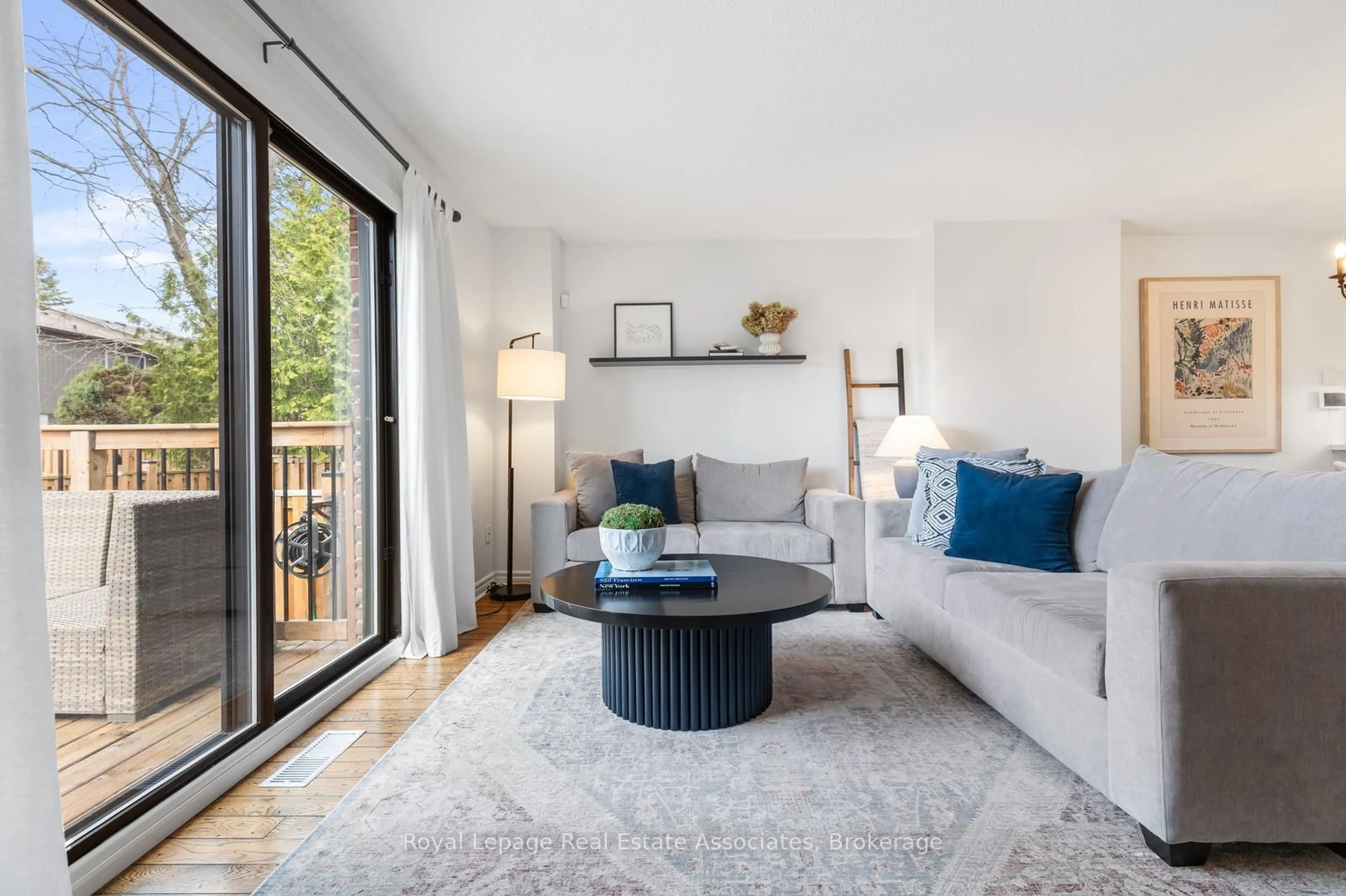 Living room with furniture, unknown for 1516 Sixth Line #48, Oakville Ontario L6H 2P2