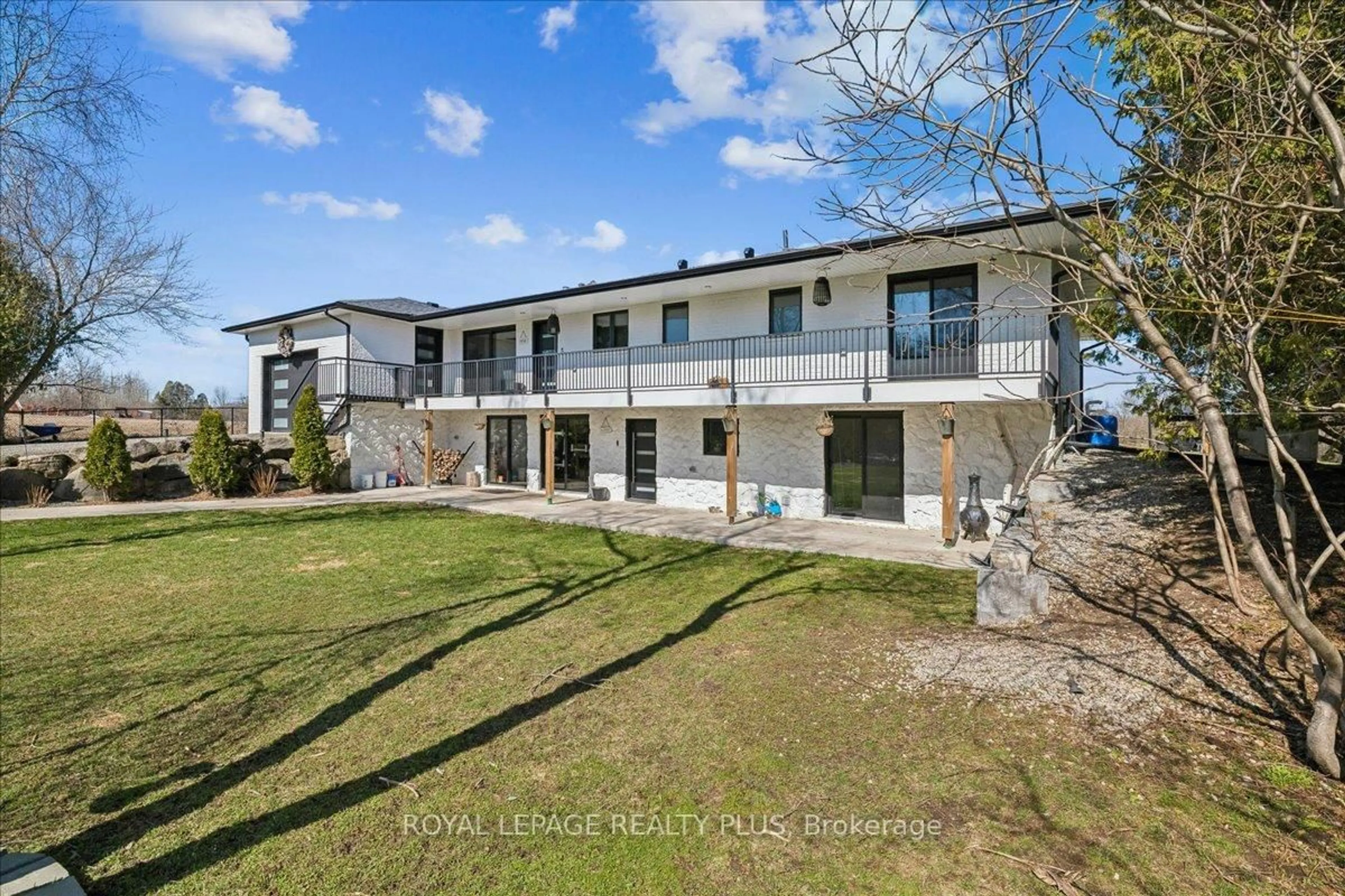 A pic from outside/outdoor area/front of a property/back of a property/a pic from drone, building for 6153 22 SIDE Rd, Halton Hills Ontario L7J 2L7