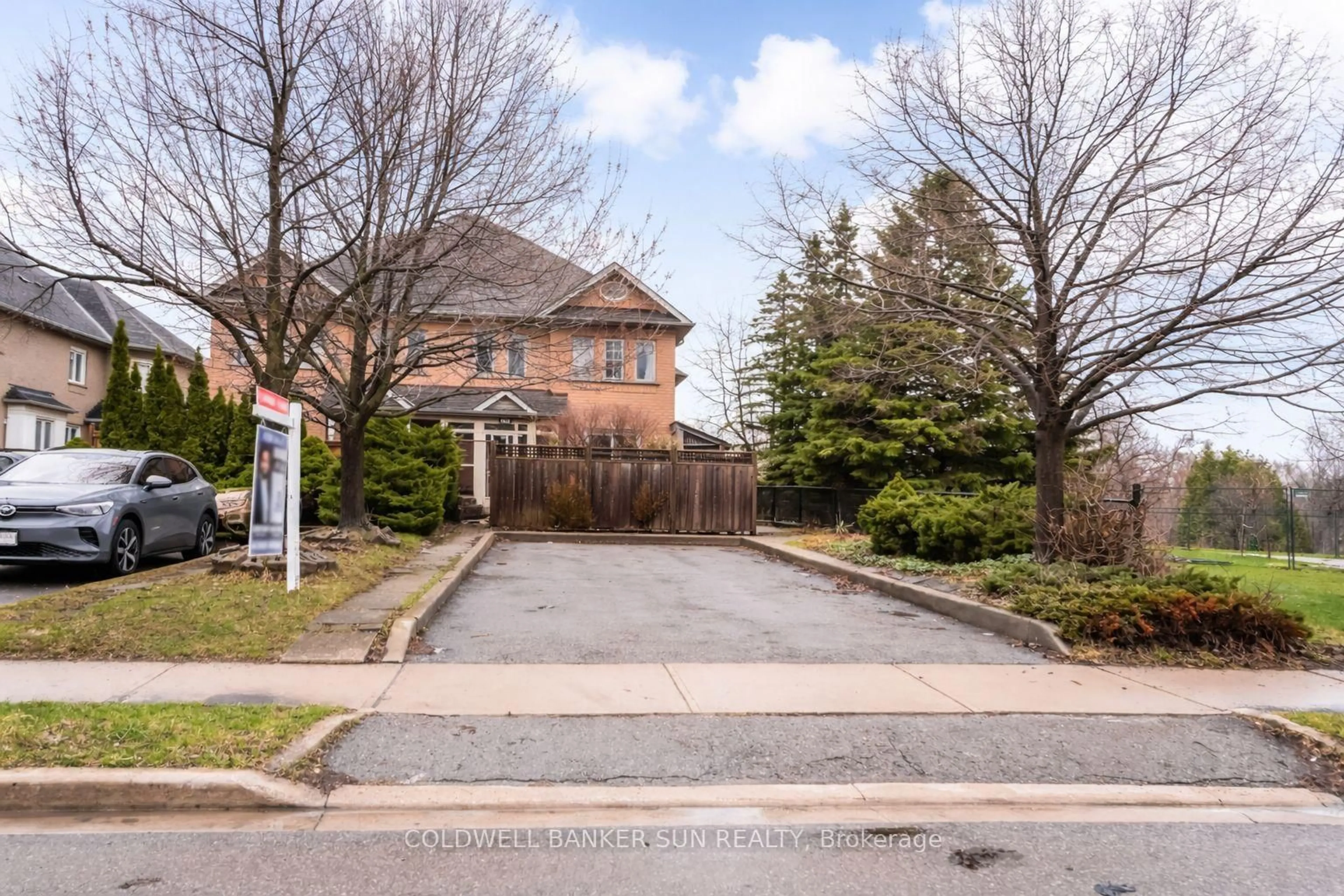 A pic from outside/outdoor area/front of a property/back of a property/a pic from drone, street for 240 Pressed Brick Dr, Brampton Ontario L6V 4L3