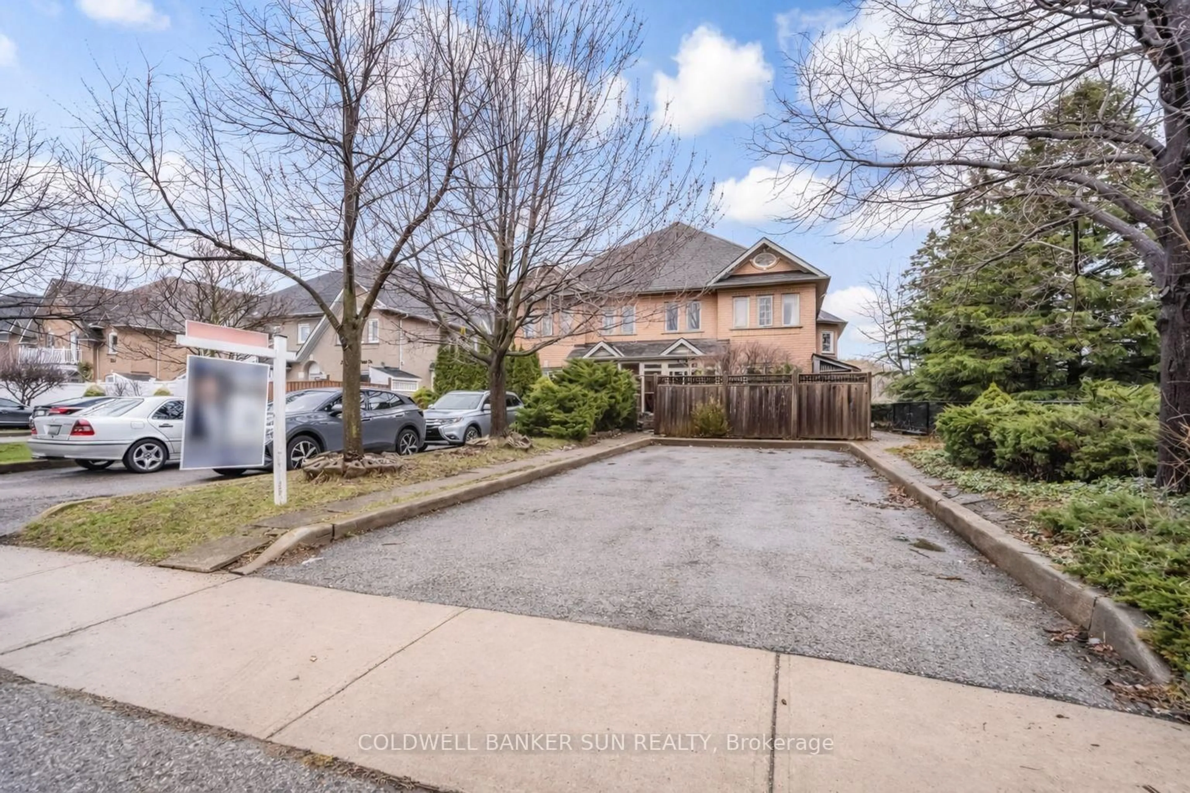 A pic from outside/outdoor area/front of a property/back of a property/a pic from drone, street for 240 Pressed Brick Dr, Brampton Ontario L6V 4L3