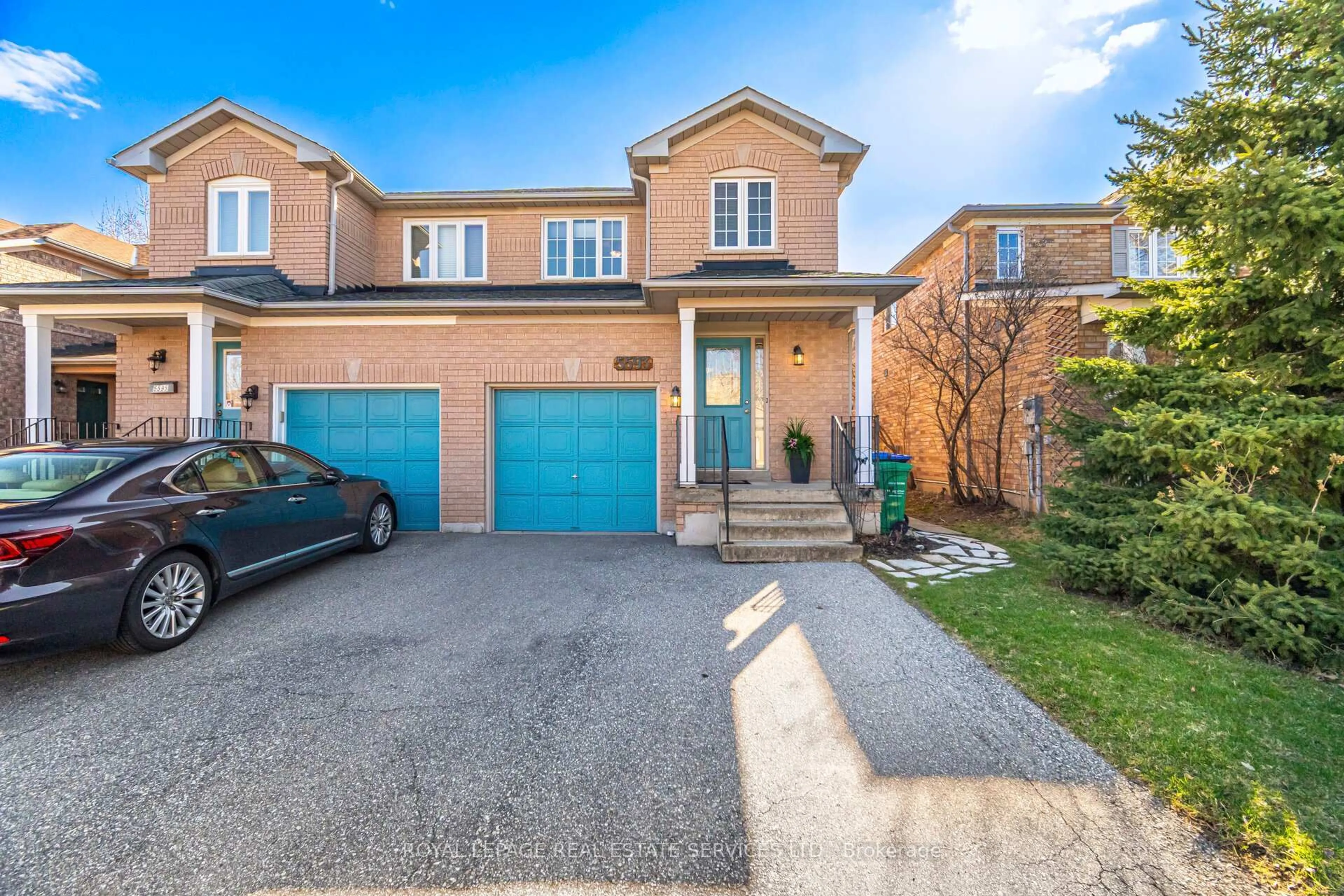 A pic from outside/outdoor area/front of a property/back of a property/a pic from drone, street for 5593 Palmerston Cres, Mississauga Ontario L5M 5Z8