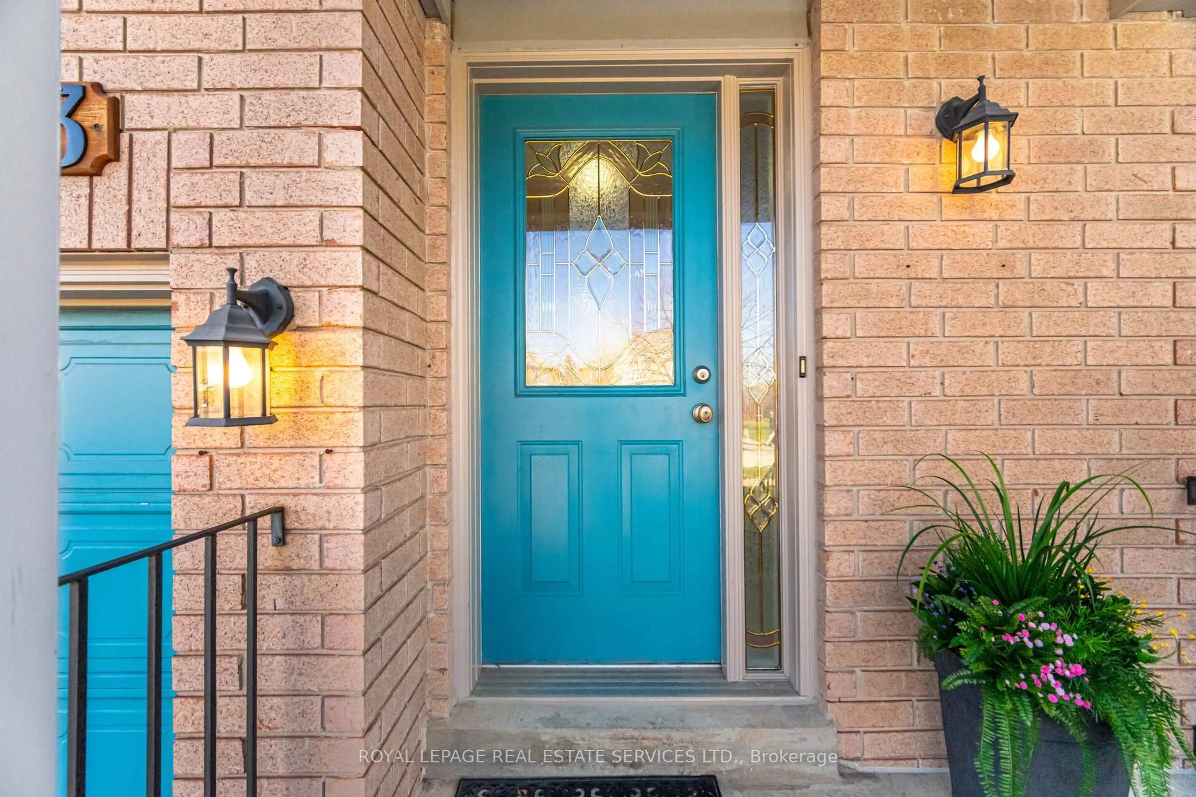 Indoor entryway for 5593 Palmerston Cres, Mississauga Ontario L5M 5Z8