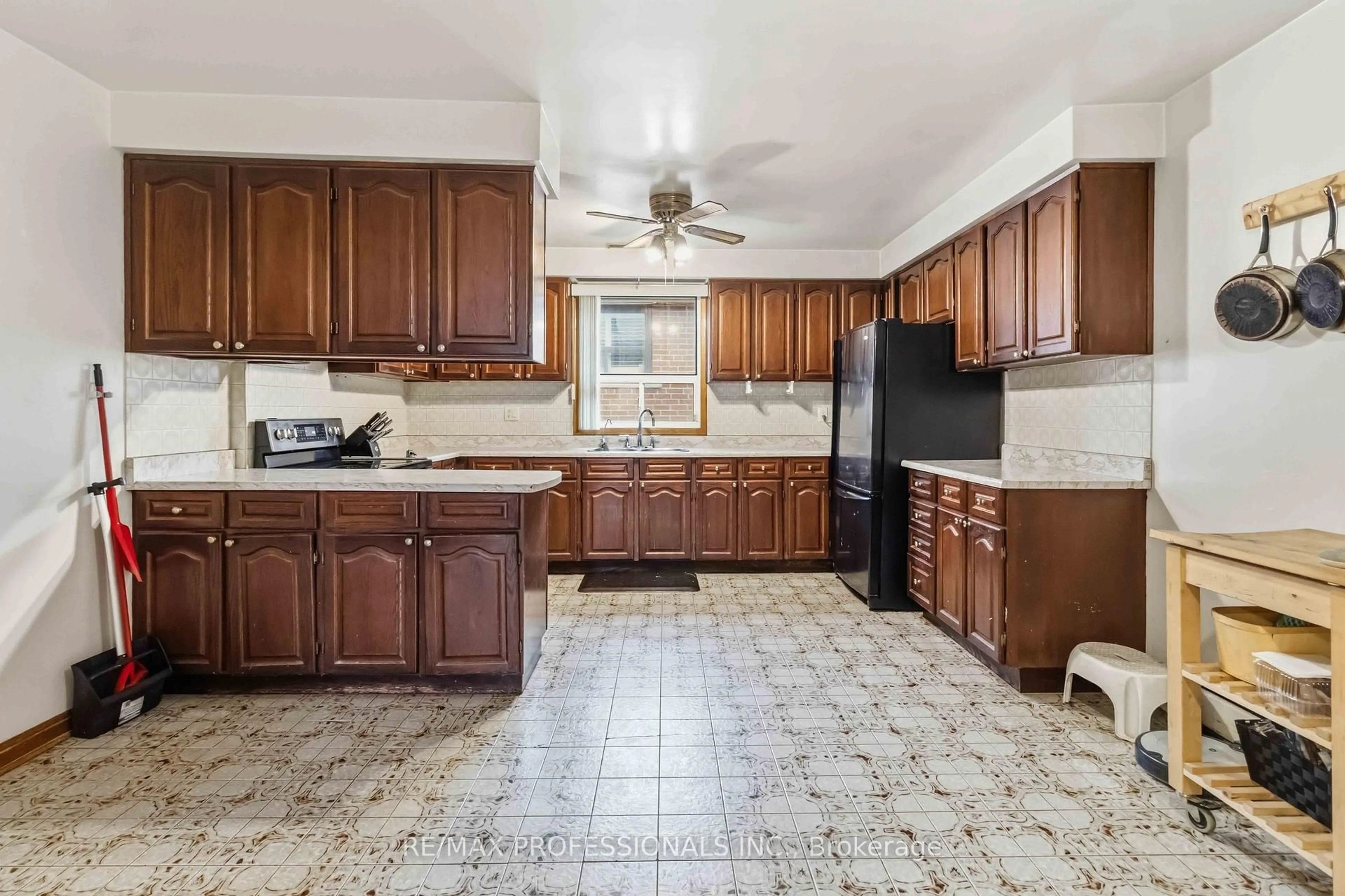 Standard kitchen, ceramic/tile floor for 118 Tandridge Cres, Toronto Ontario M9W 5N9