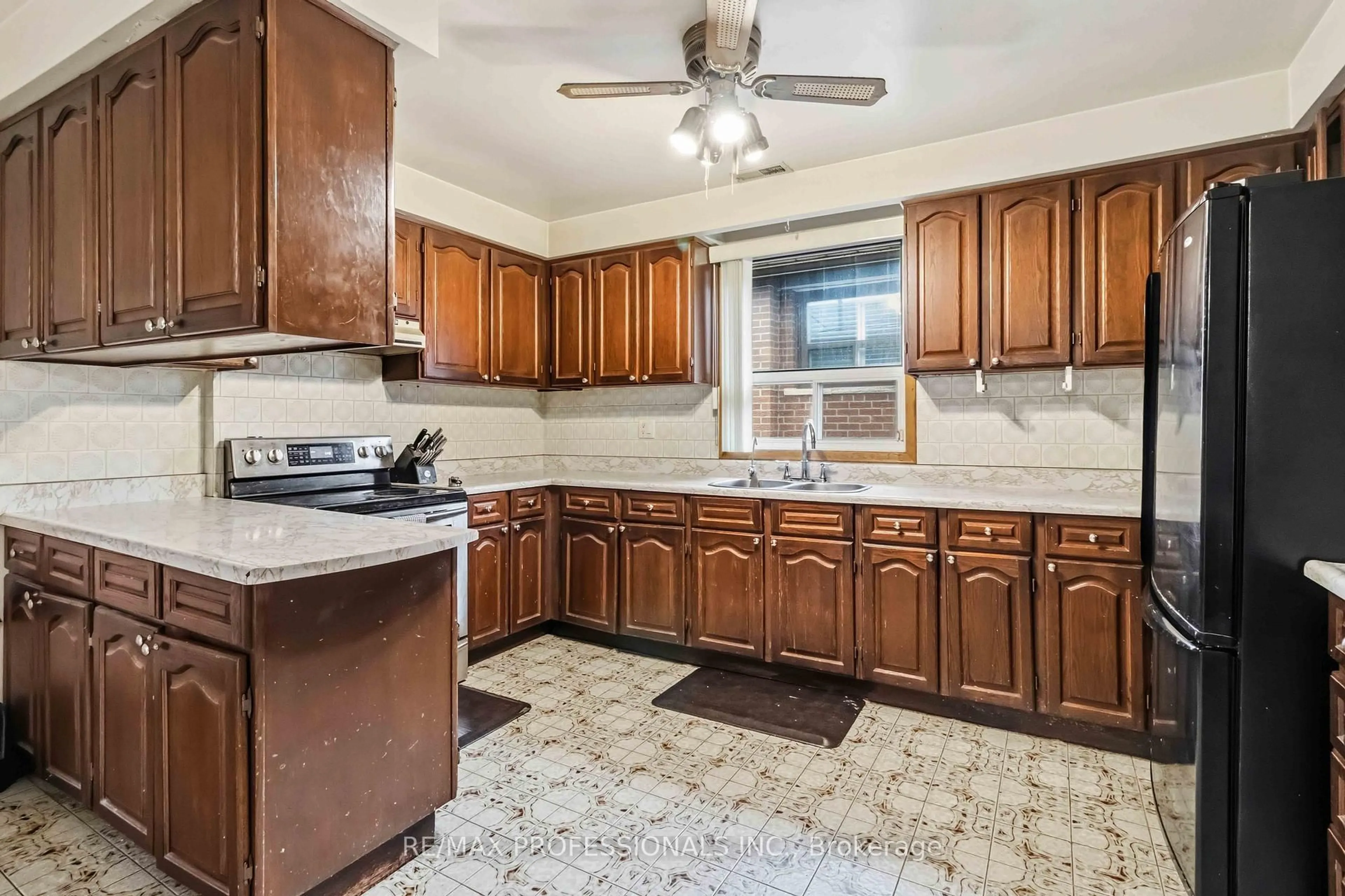 Standard kitchen, unknown for 118 Tandridge Cres, Toronto Ontario M9W 5N9