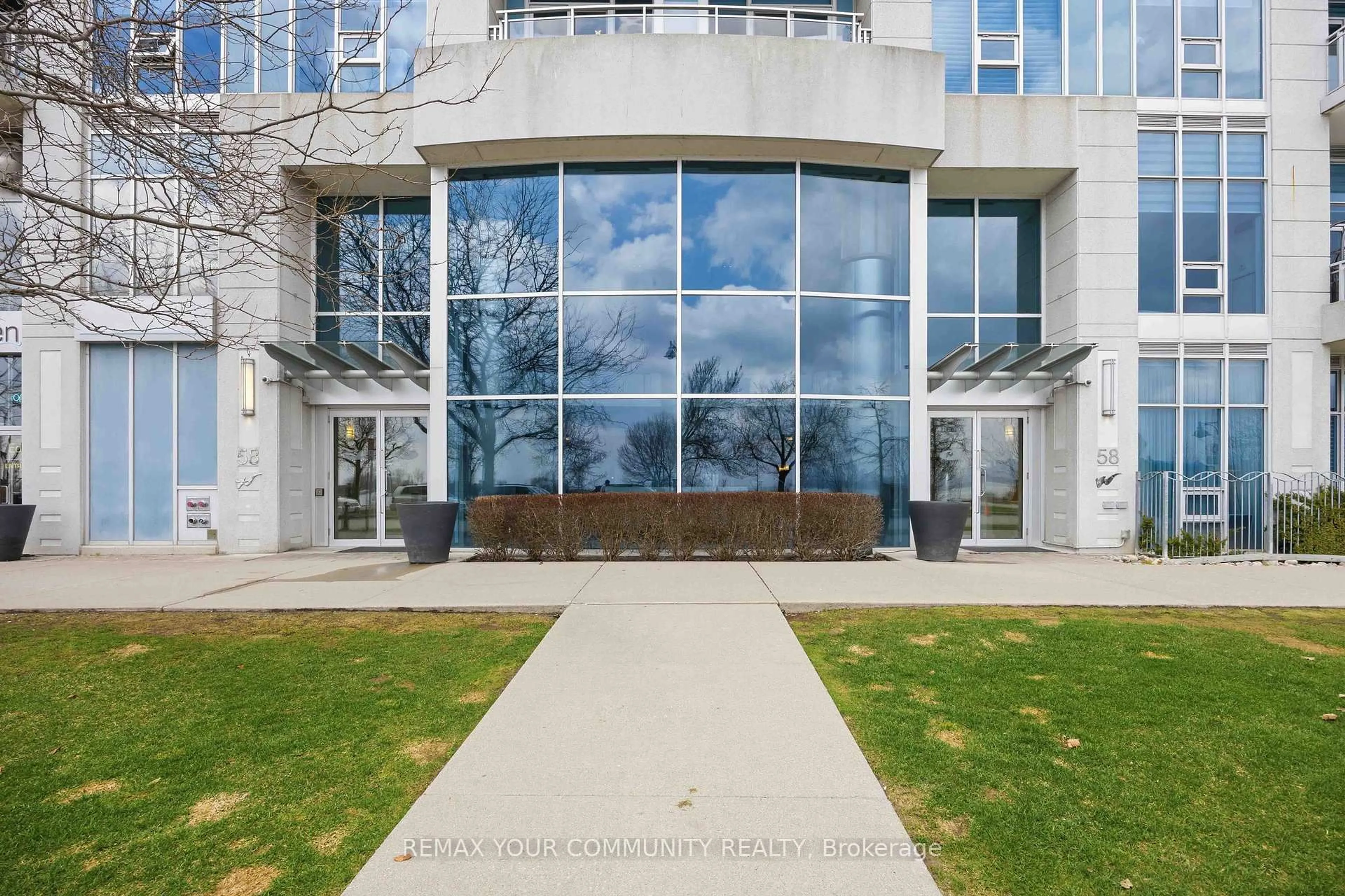 Indoor foyer for 58 Marine Parade Dr #215, Toronto Ontario M8V 4G1