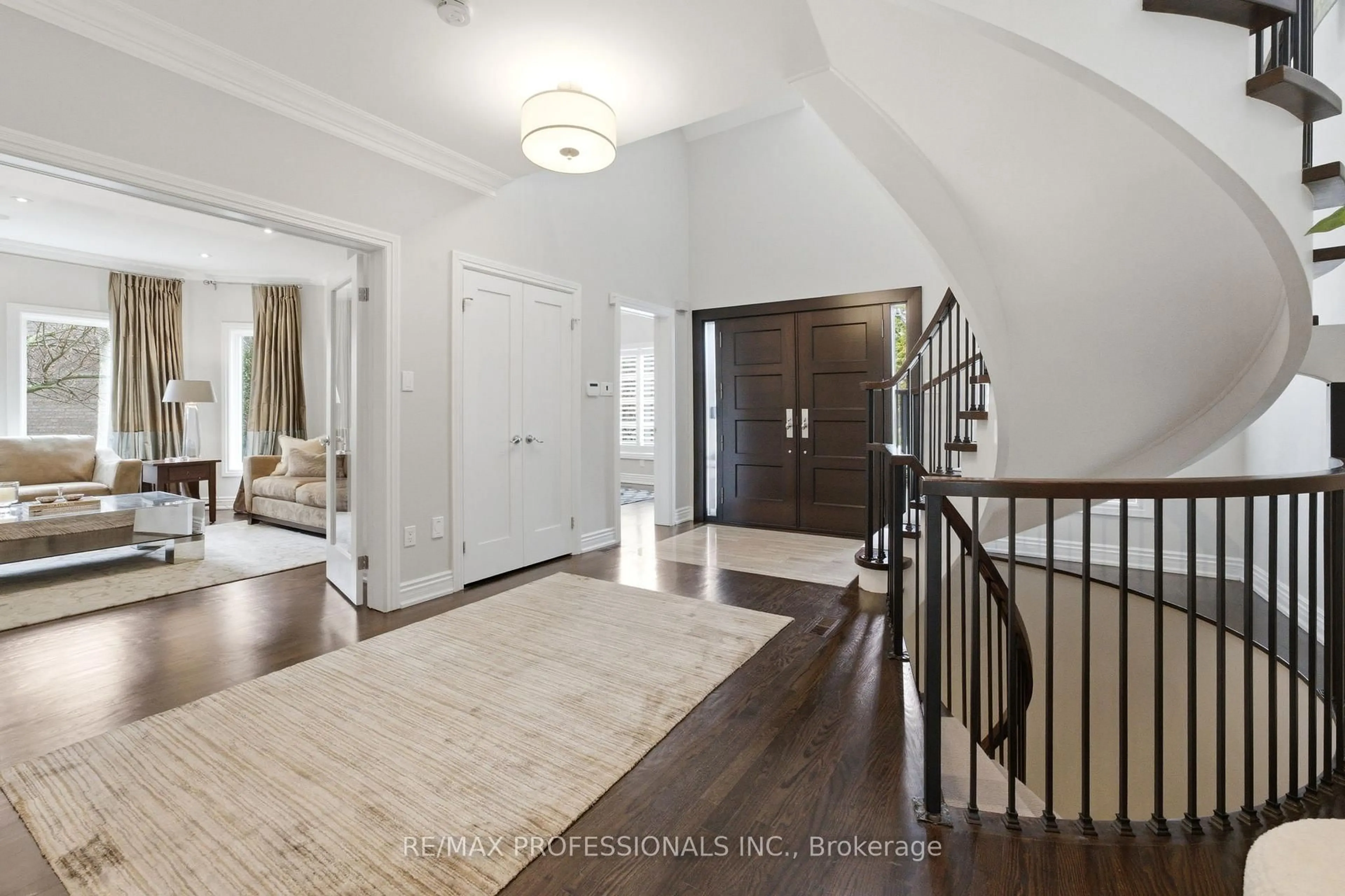 Indoor entryway for 17 Rockingham Dr, Toronto Ontario M9A 1P2