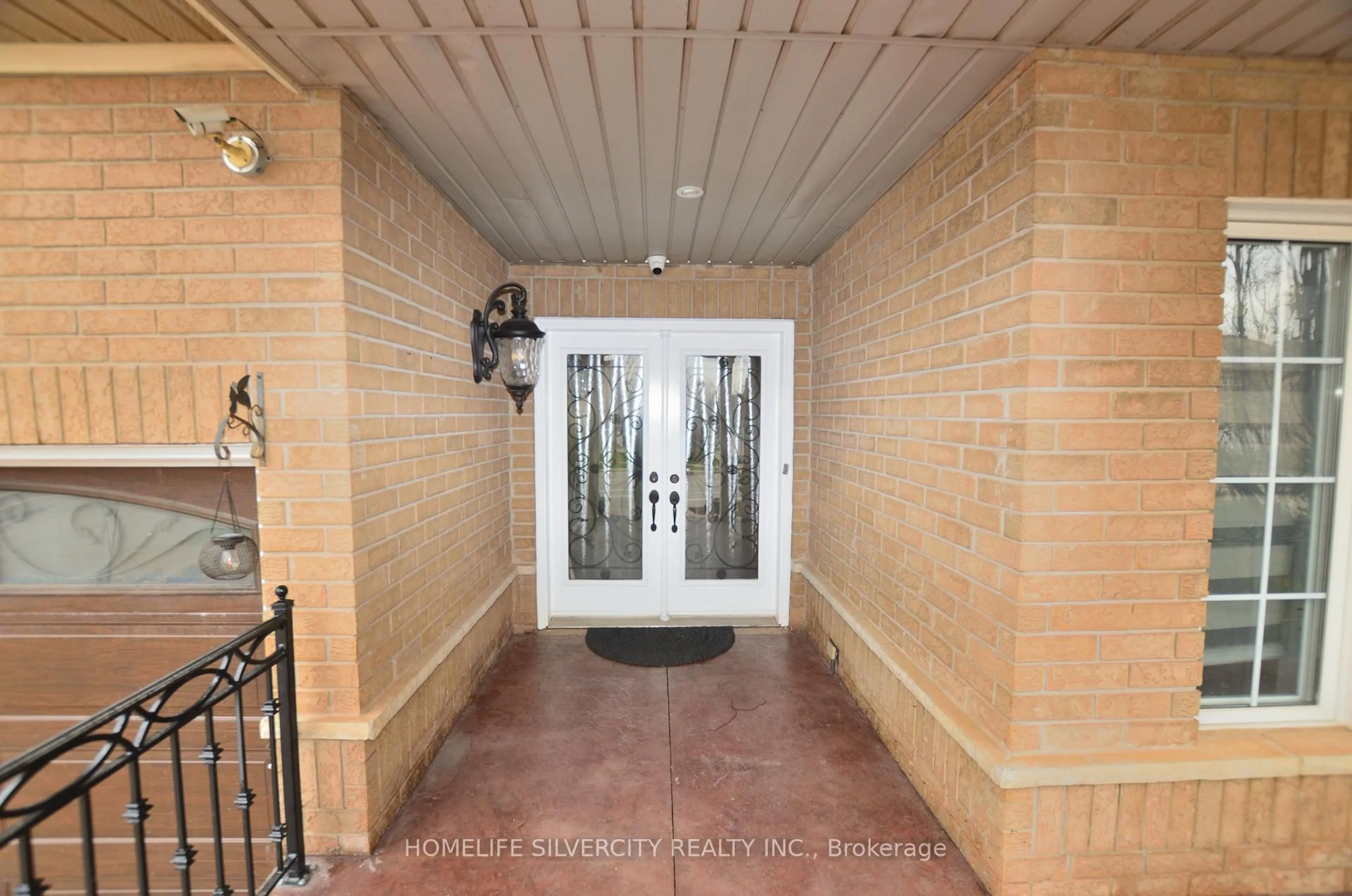 Indoor foyer for 2576 North Ridge Tr, Oakville Ontario L6H 7L5