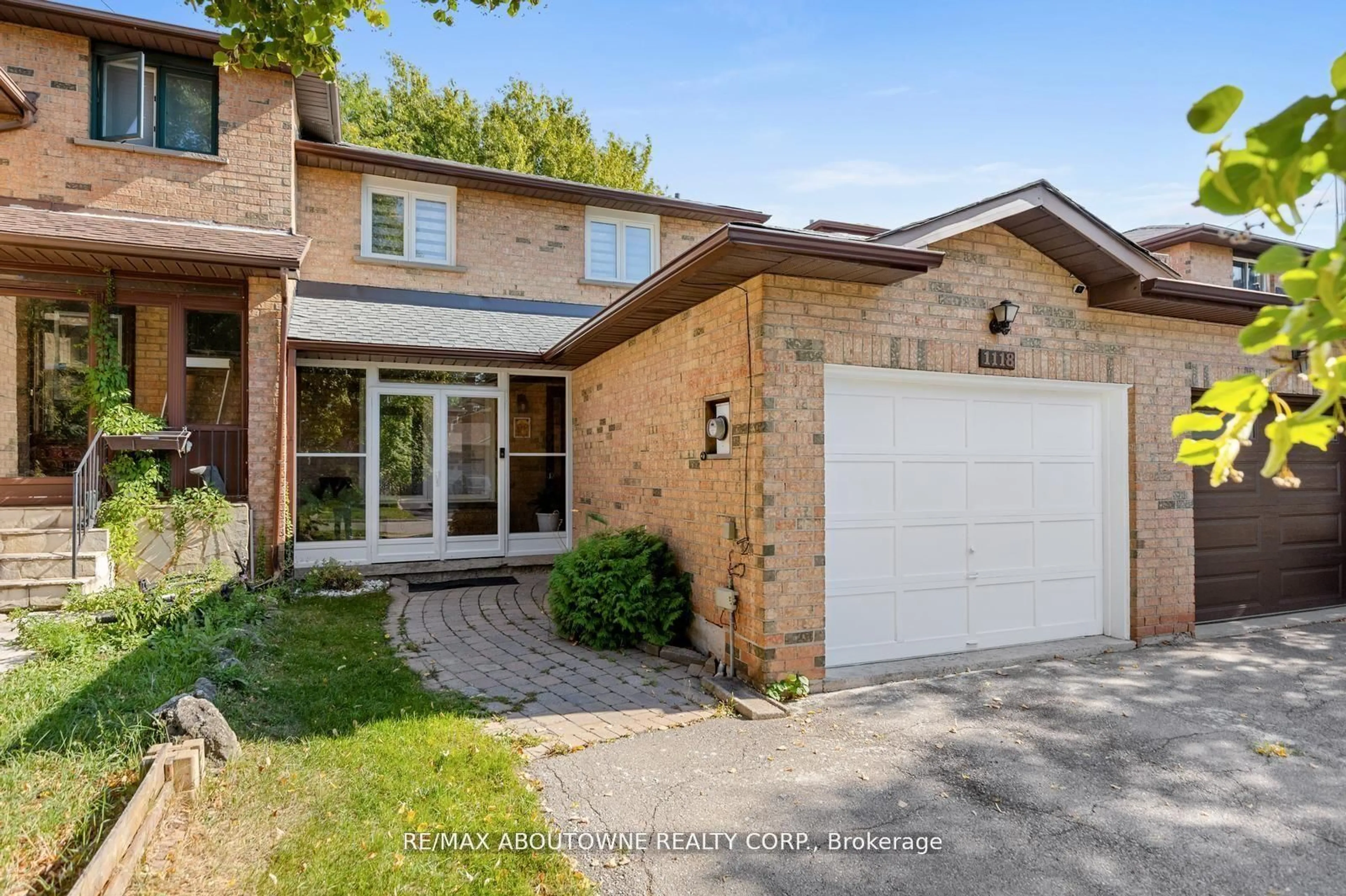 Home with brick exterior material, street for 1118 Avondale Dr, Oakville Ontario L6H 5L4