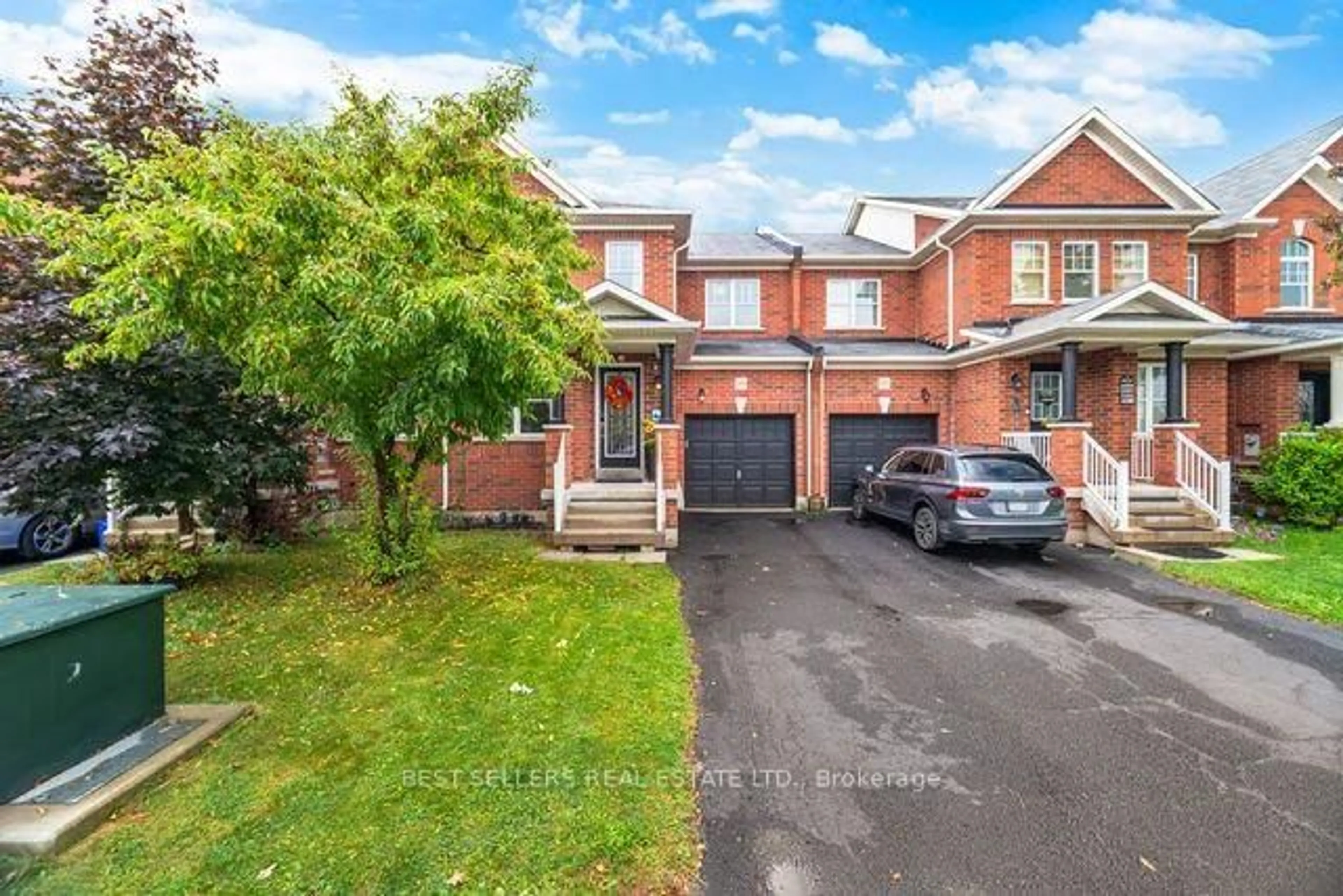 A pic from outside/outdoor area/front of a property/back of a property/a pic from drone, street for 416 Duncan Lane, Milton Ontario L9T 0V3