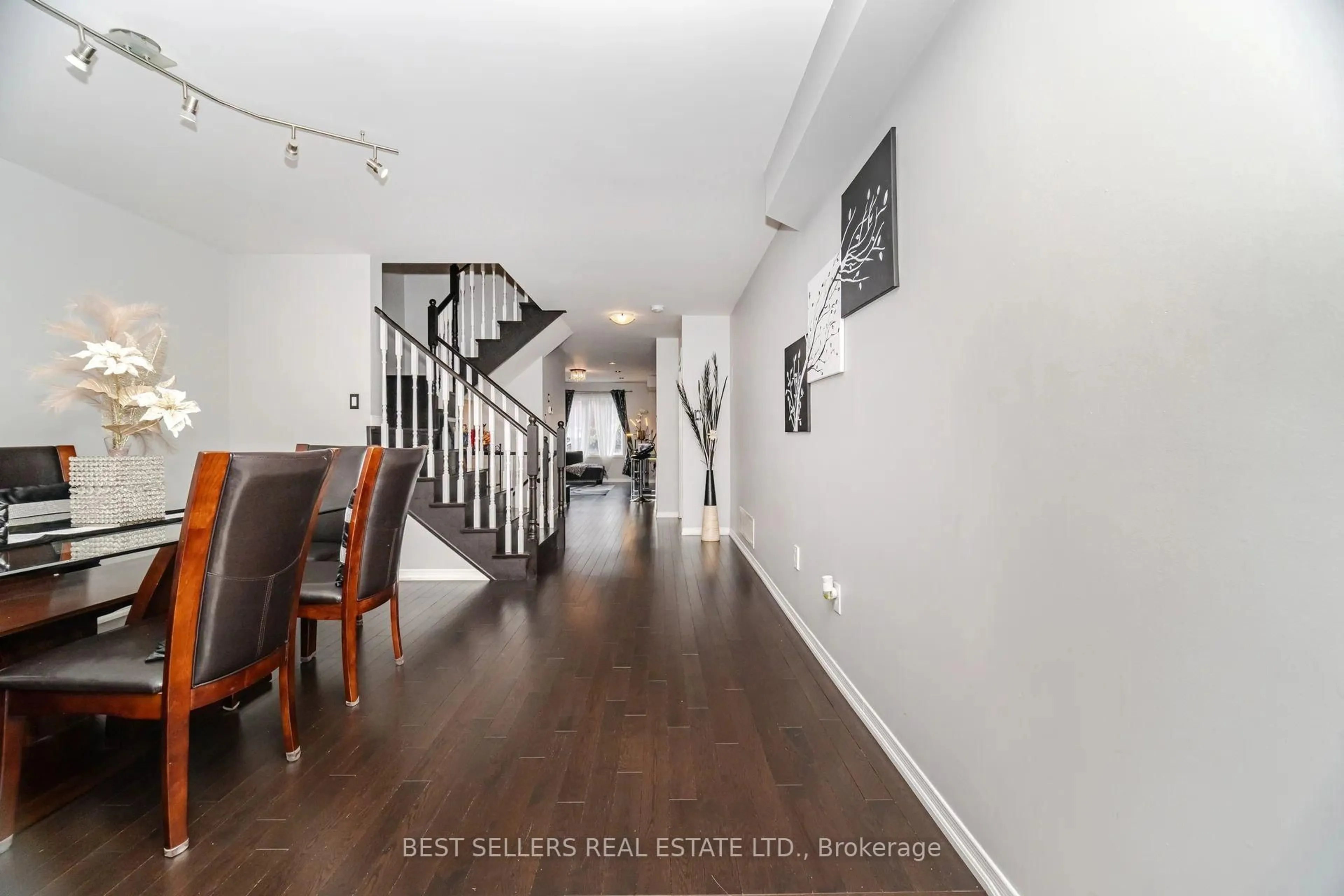 Indoor foyer for 416 Duncan Lane, Milton Ontario L9T 0V3