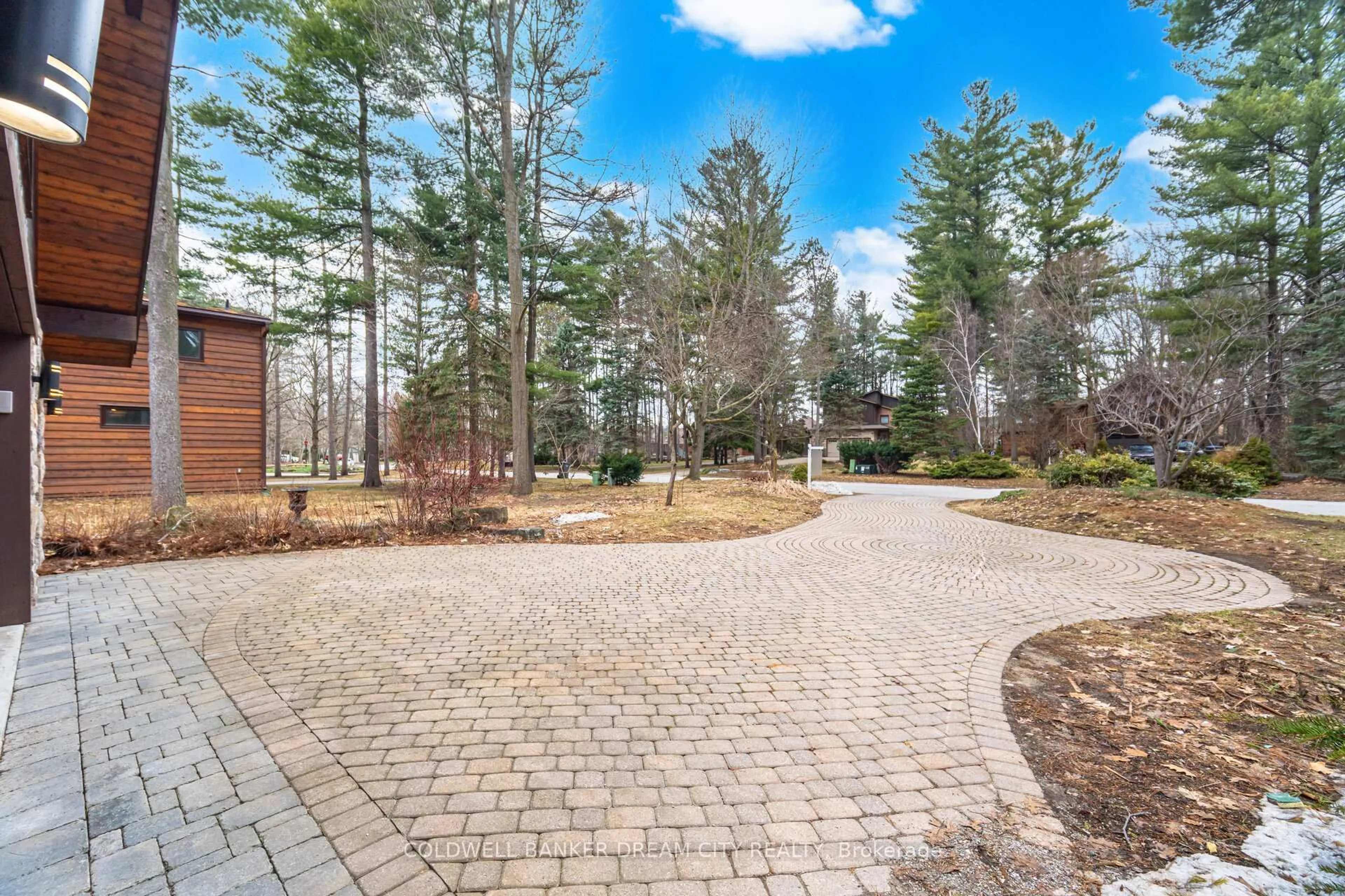Patio, unknown for 43 Olivers Lane, Caledon Ontario L7C 1G5