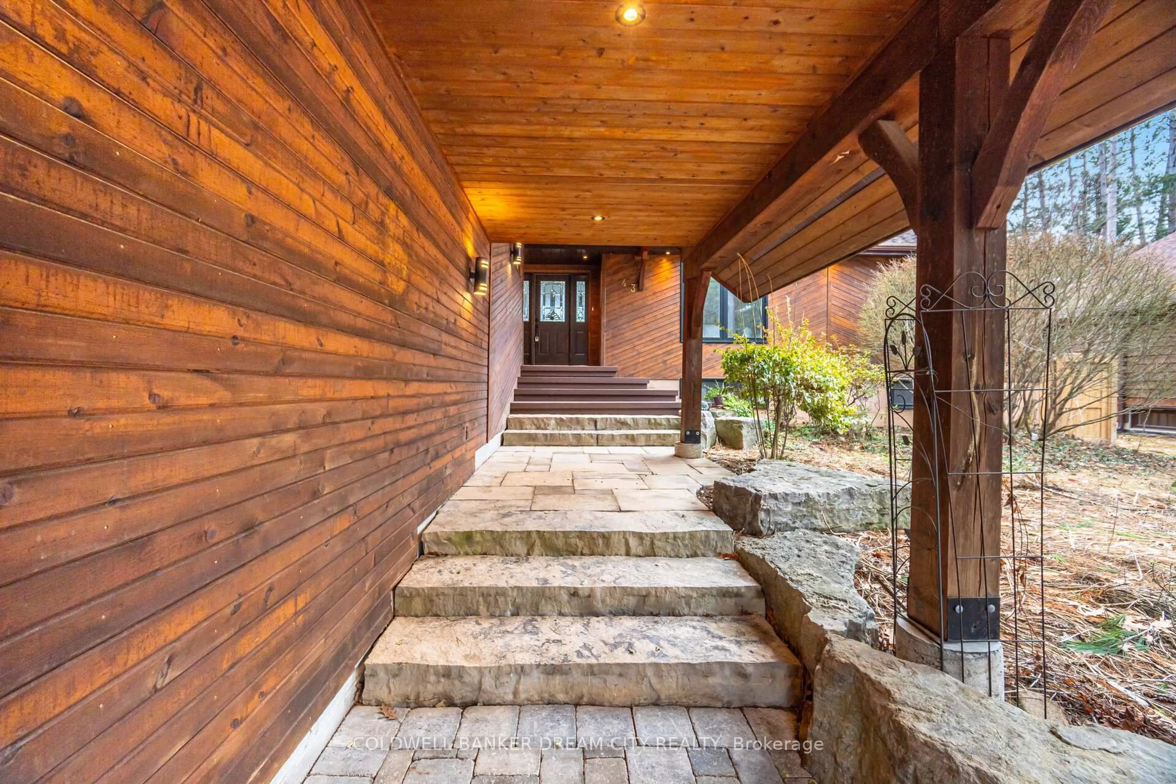 Indoor foyer for 43 Olivers Lane, Caledon Ontario L7C 1G5