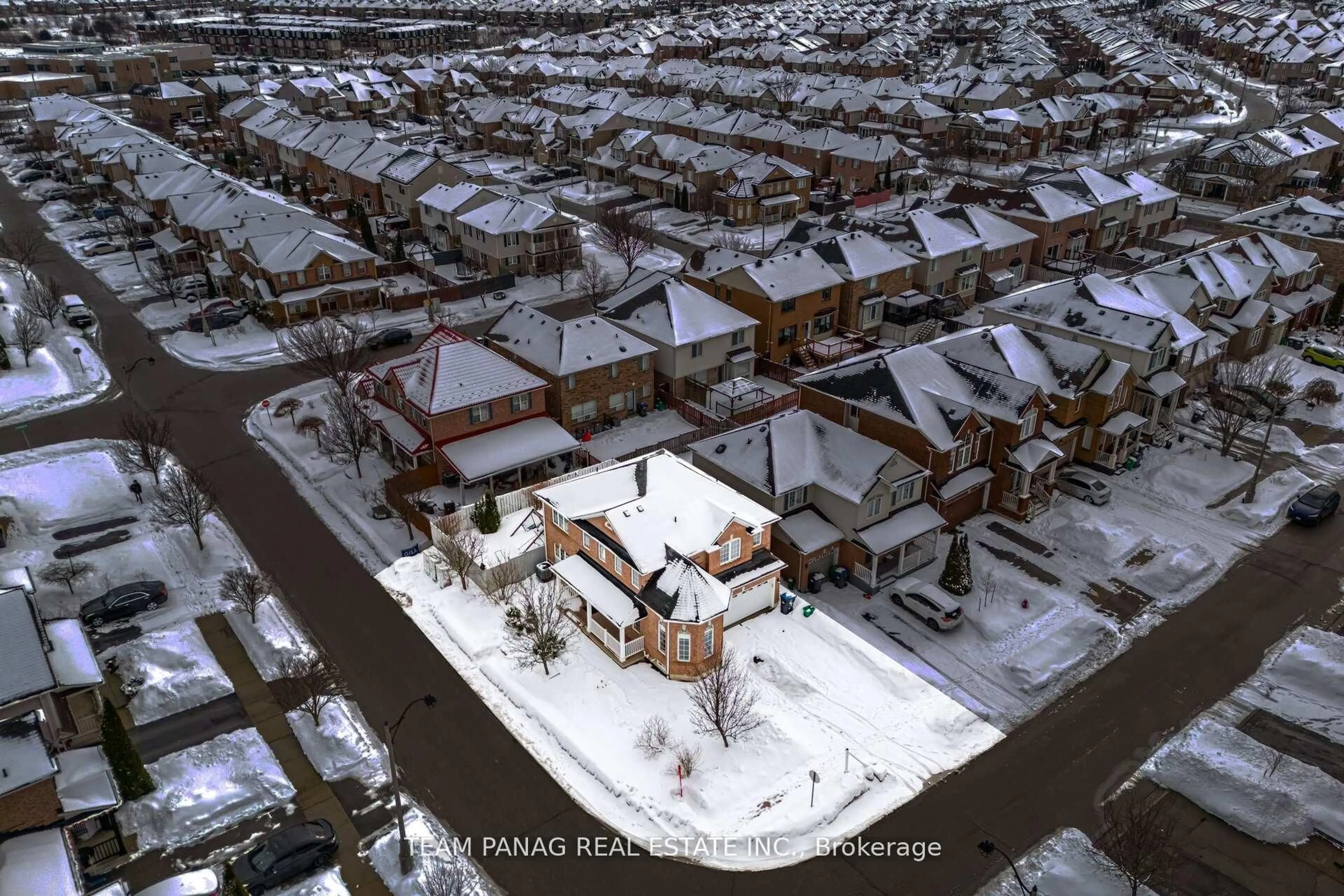 A pic from outside/outdoor area/front of a property/back of a property/a pic from drone, street for 3 Decker Hollow Circ, Brampton Ontario L6X 0L1