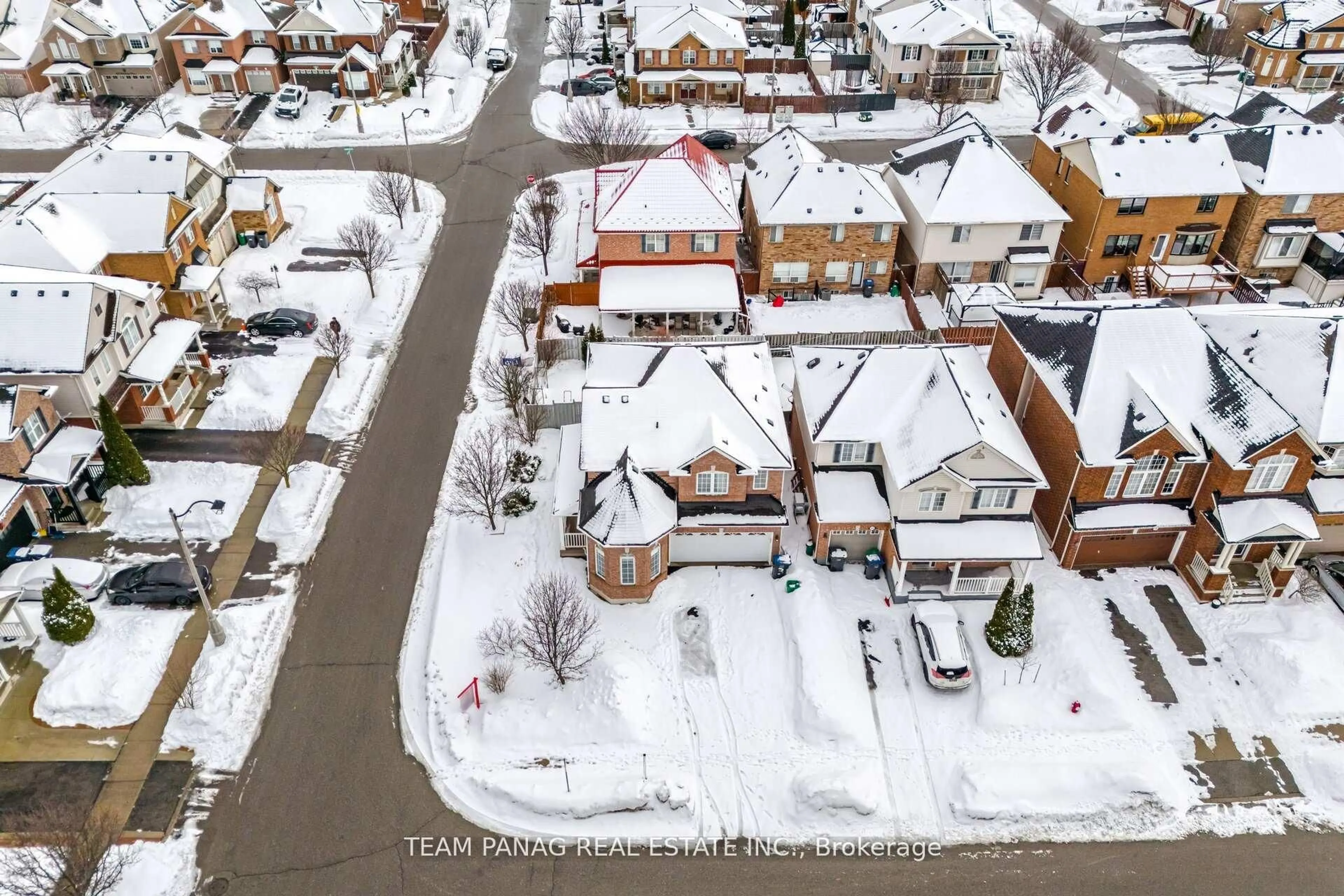A pic from outside/outdoor area/front of a property/back of a property/a pic from drone, street for 3 Decker Hollow Circ, Brampton Ontario L6X 0L1
