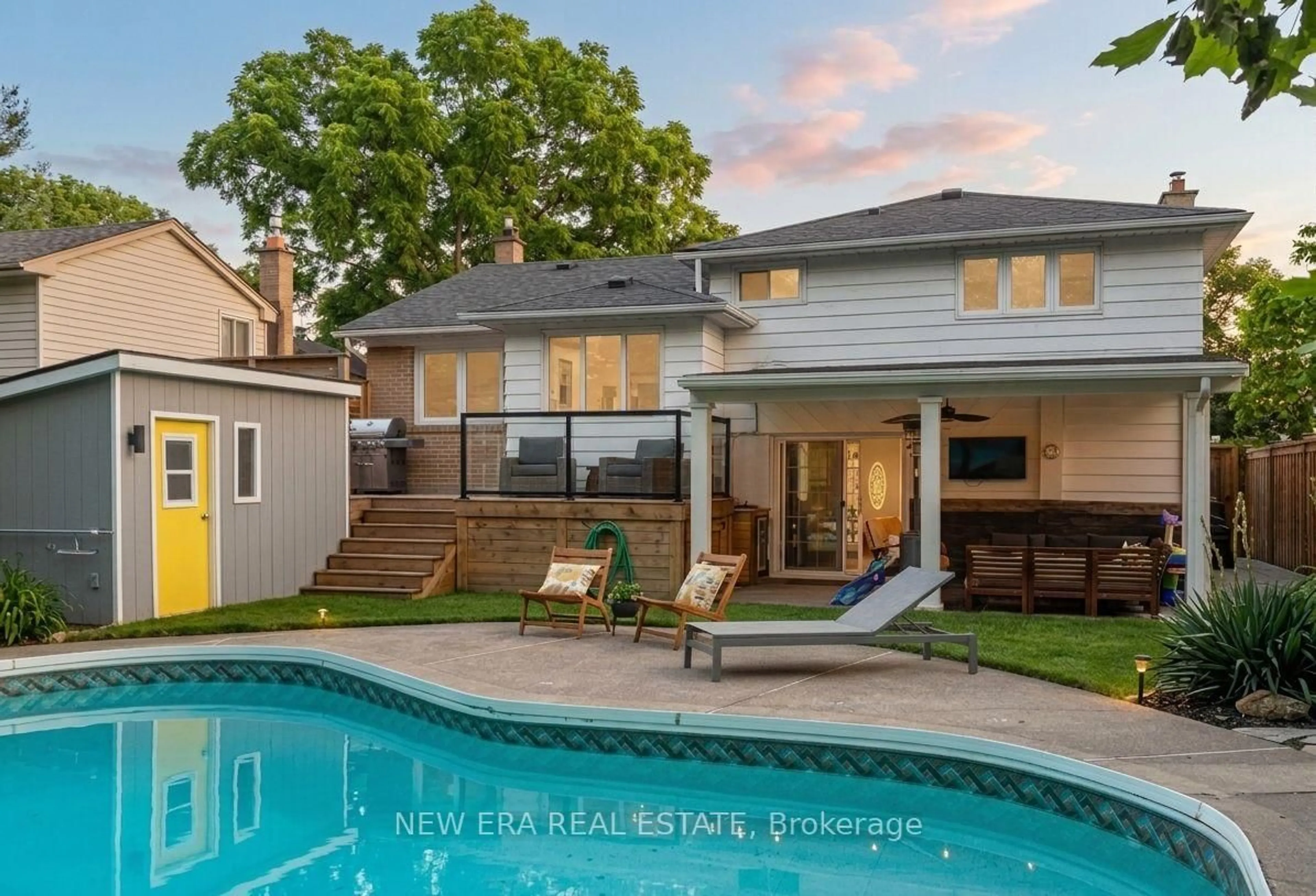 Home with vinyl exterior material, water/lake/river/ocean view for 2611 Truscott Dr, Mississauga Ontario L5J 2B6