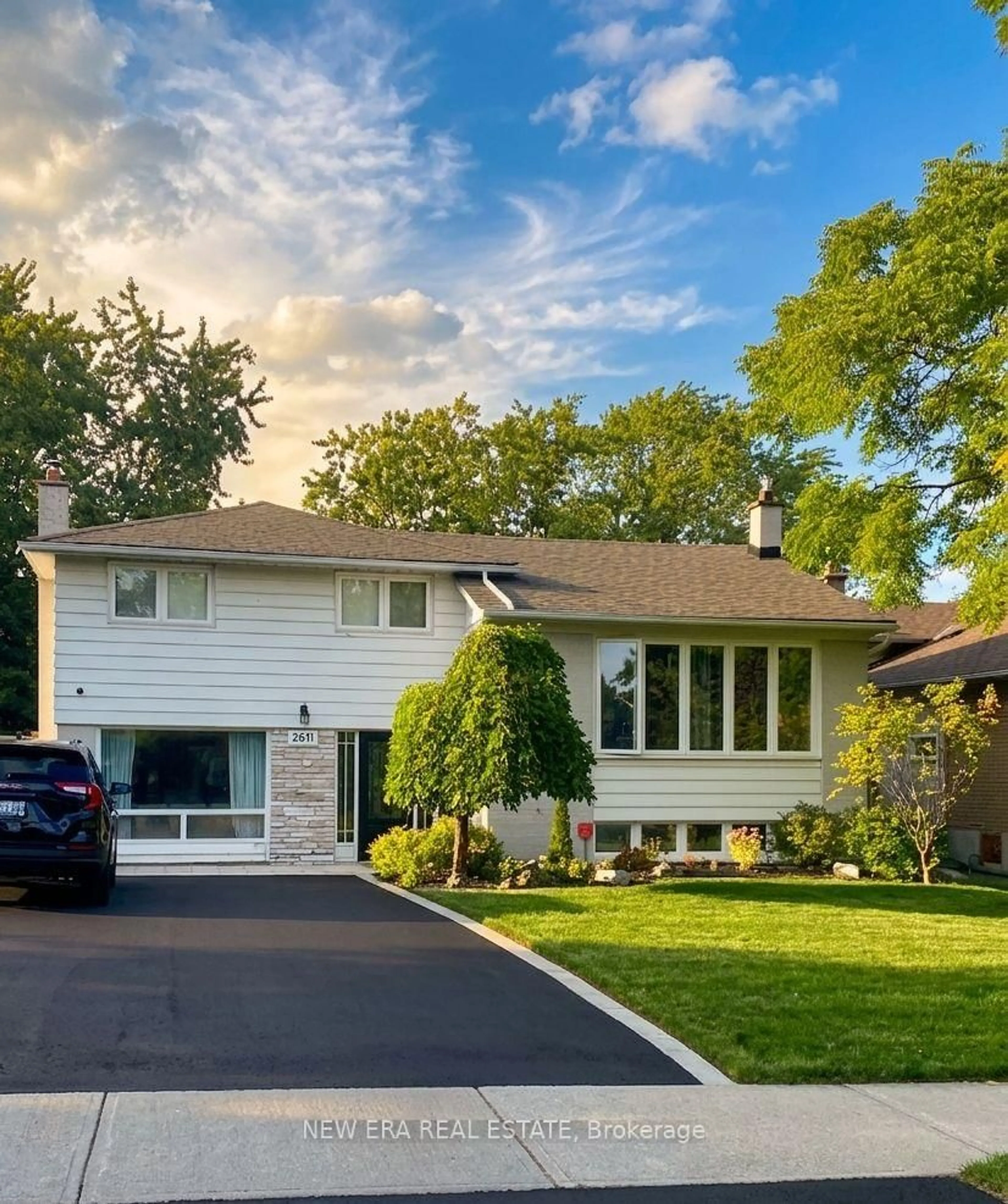 Home with vinyl exterior material, street for 2611 Truscott Dr, Mississauga Ontario L5J 2B6