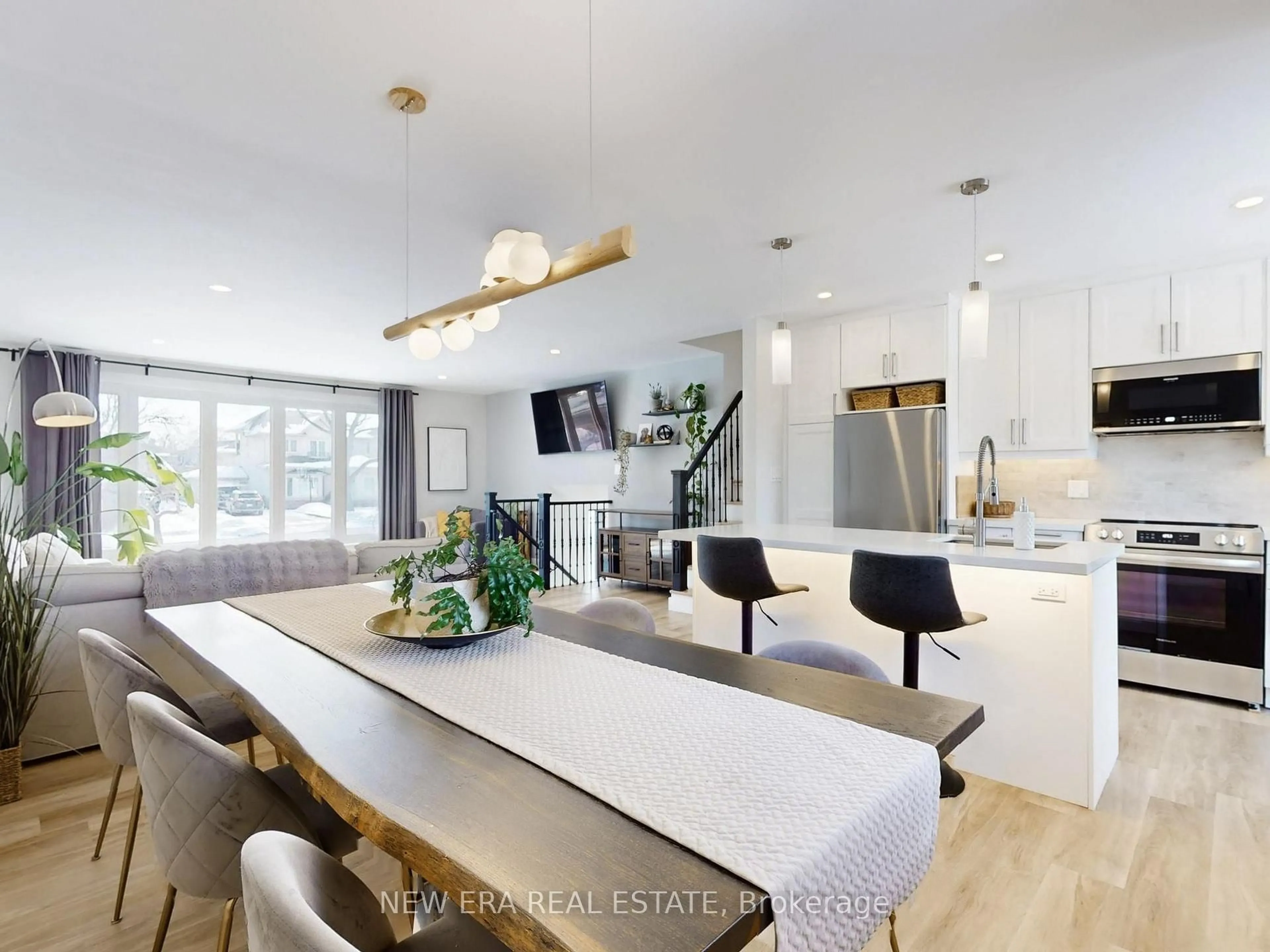 Open concept kitchen, wood/laminate floor for 2611 Truscott Dr, Mississauga Ontario L5J 2B6