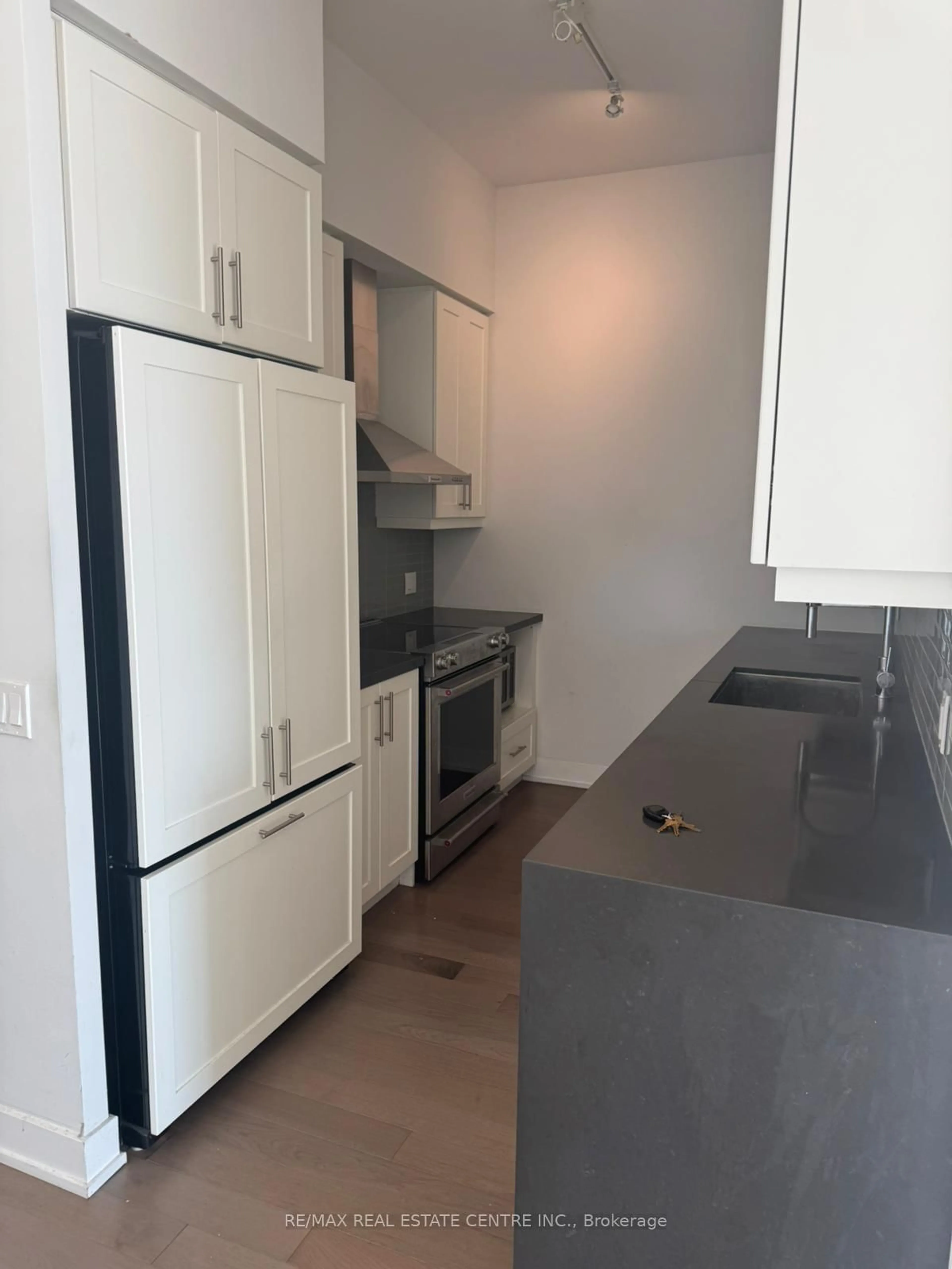 Standard kitchen, unknown for 4055 Parkside Village Dr #PH1, Mississauga Ontario L5B 0K8