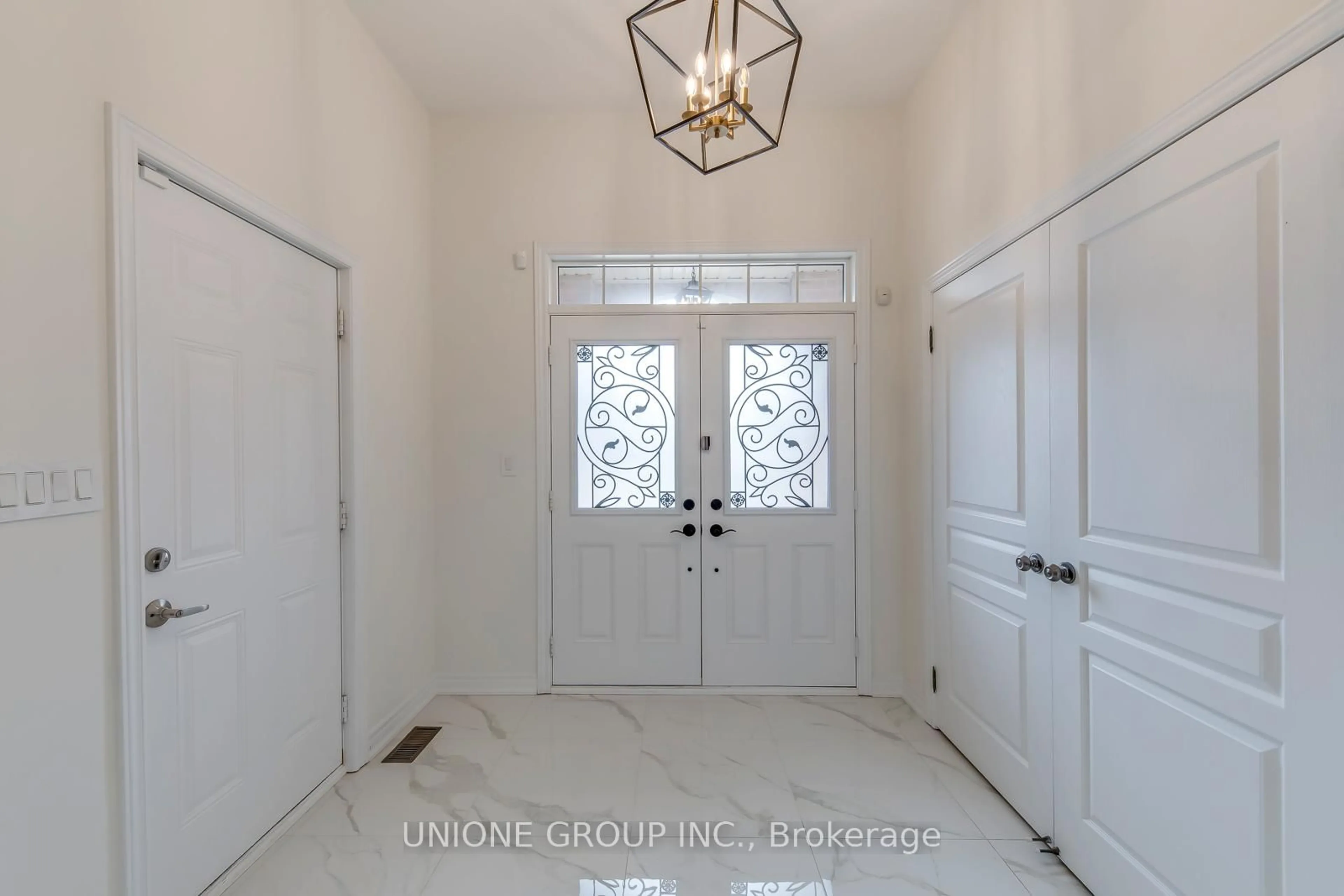Indoor entryway for 3319 Stalybridge Dr, Oakville Ontario L6M 0L1