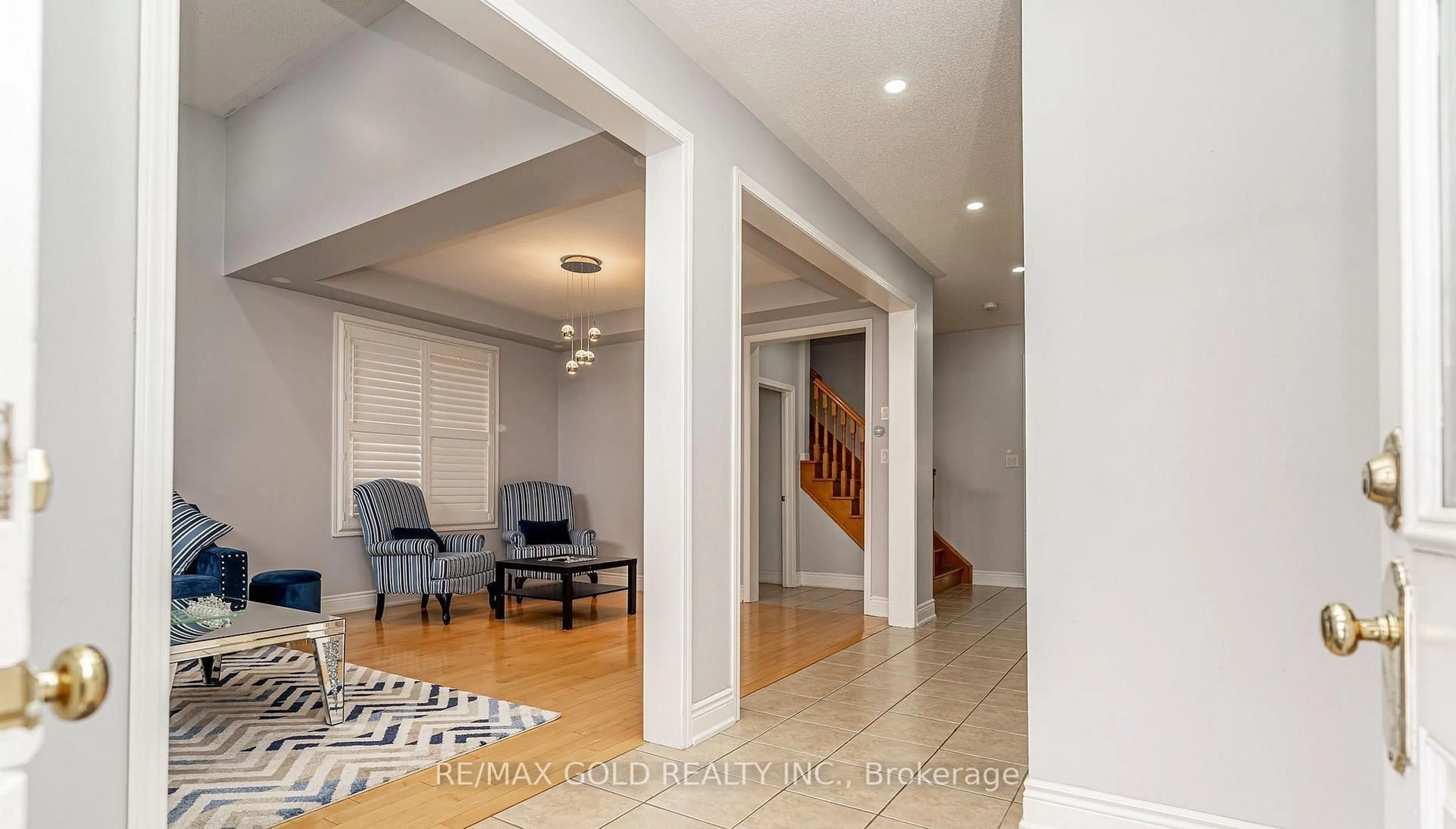 Indoor foyer for 7 Bettey Rd, Brampton Ontario L6P 1S9