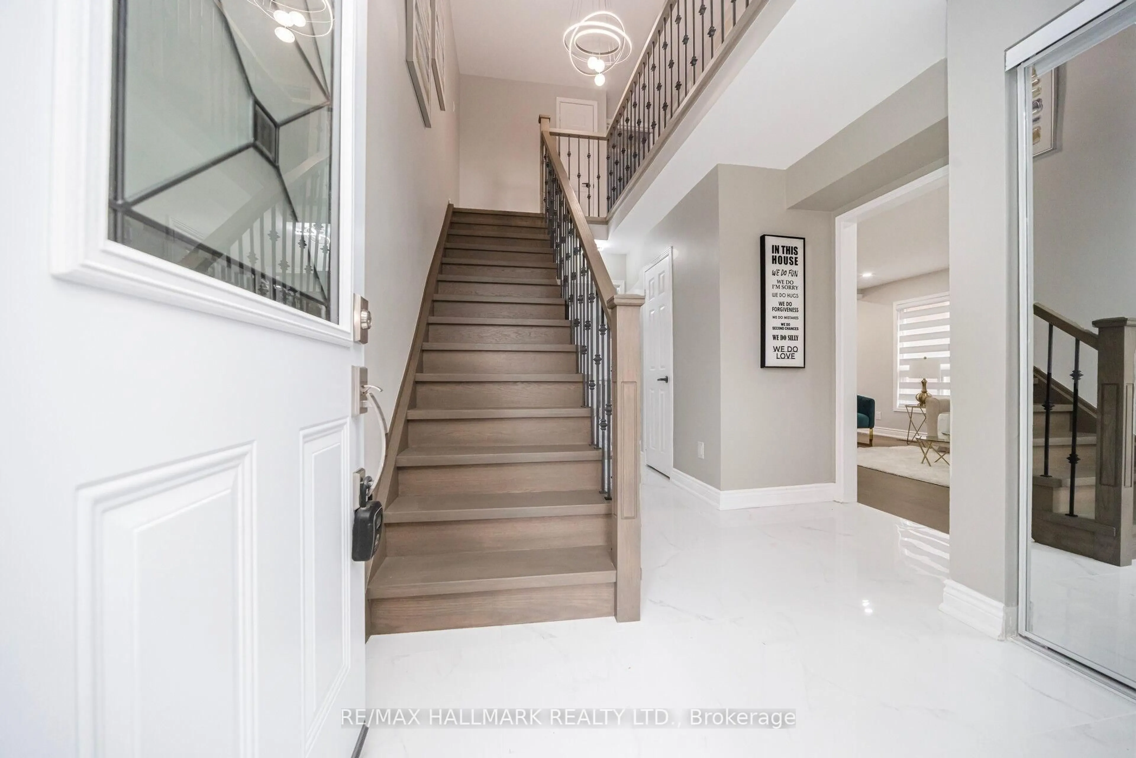 Indoor foyer for 43 Stanwell Dr, Brampton Ontario L6Z 3Y8