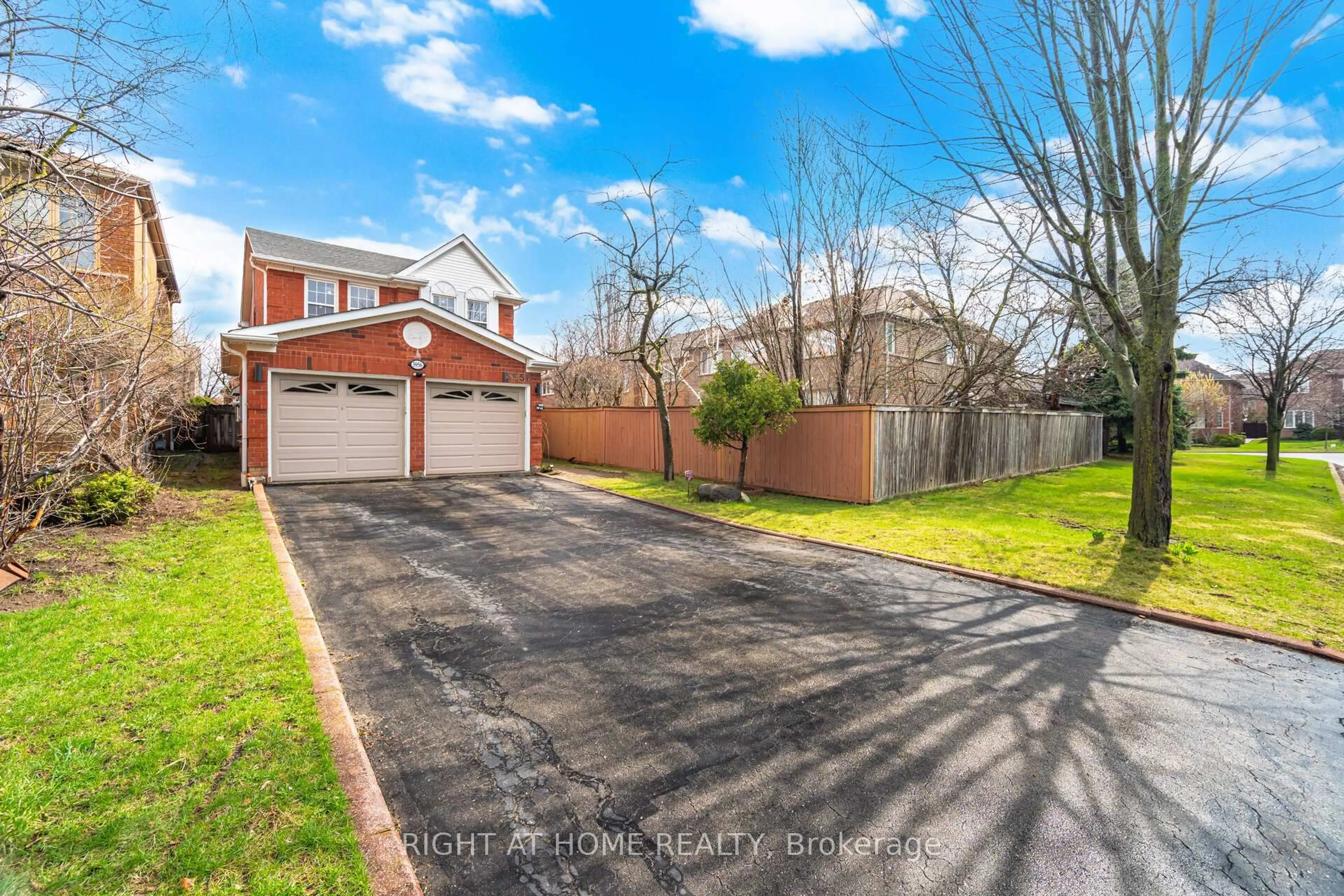 A pic from outside/outdoor area/front of a property/back of a property/a pic from drone, street for 5956 Dalebrook Cres, Mississauga Ontario L5M 5S1
