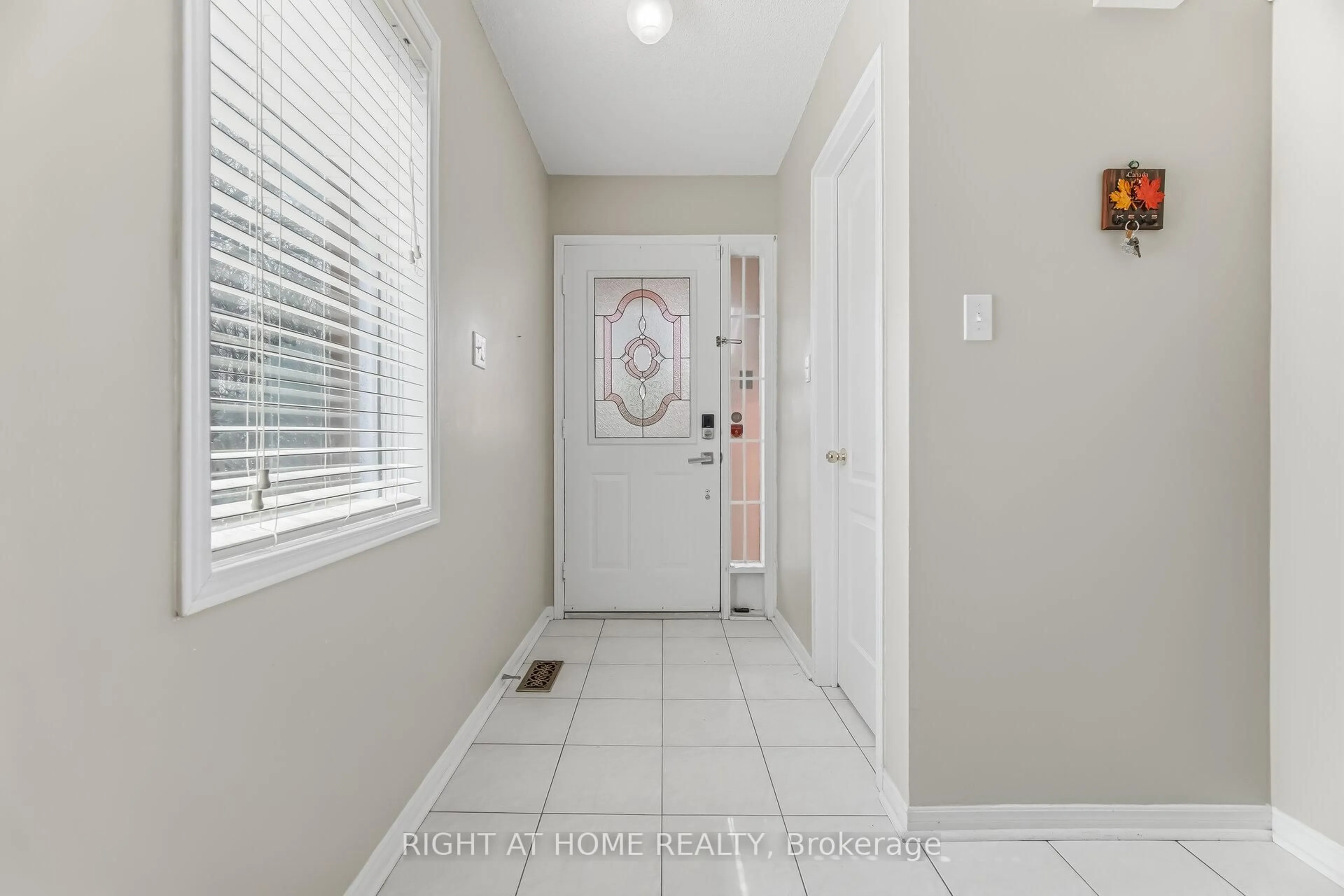 Indoor entryway for 5956 Dalebrook Cres, Mississauga Ontario L5M 5S1