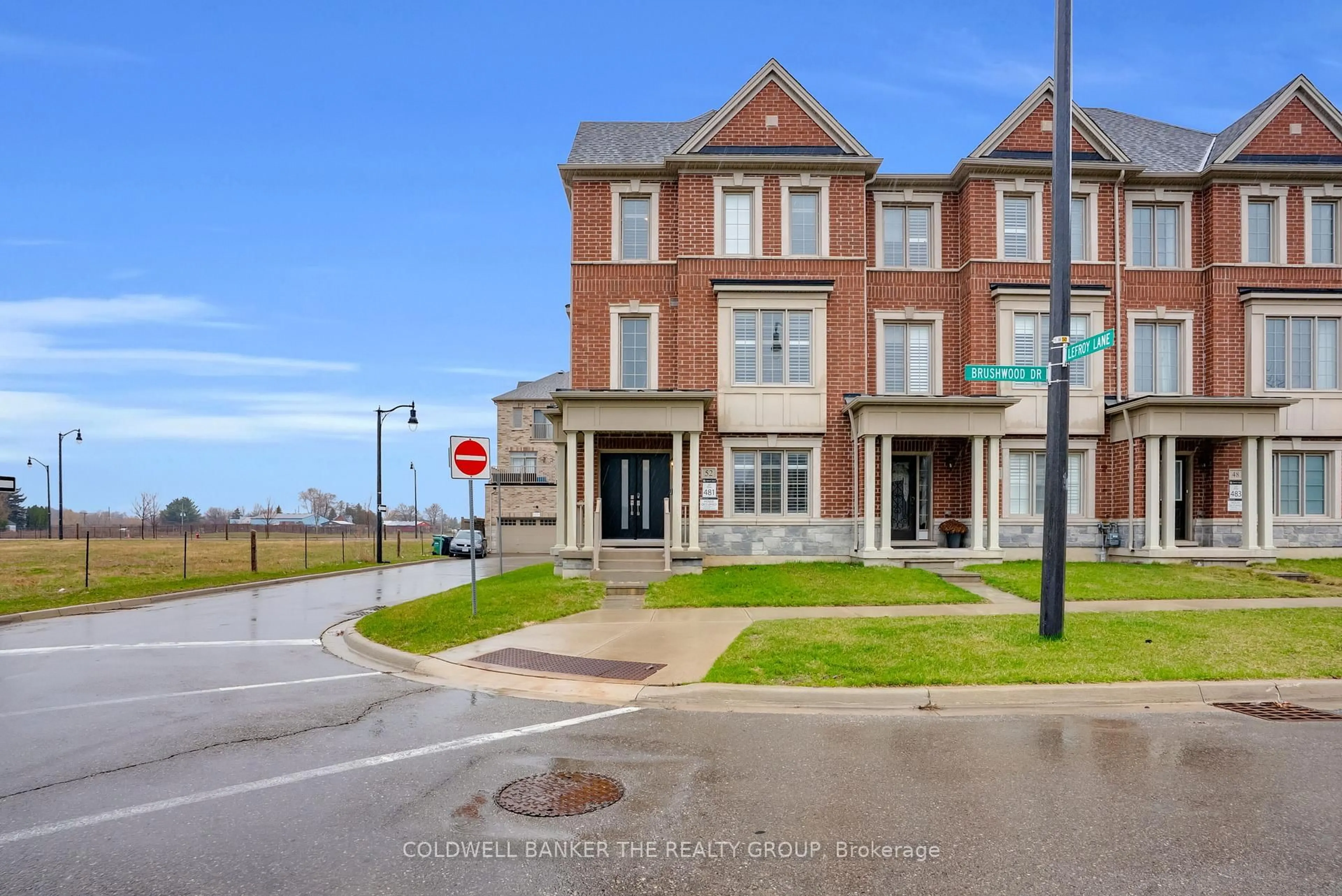 A pic from outside/outdoor area/front of a property/back of a property/a pic from drone, street for 52 Brushwood Dr, Brampton Ontario L6Y 6G6