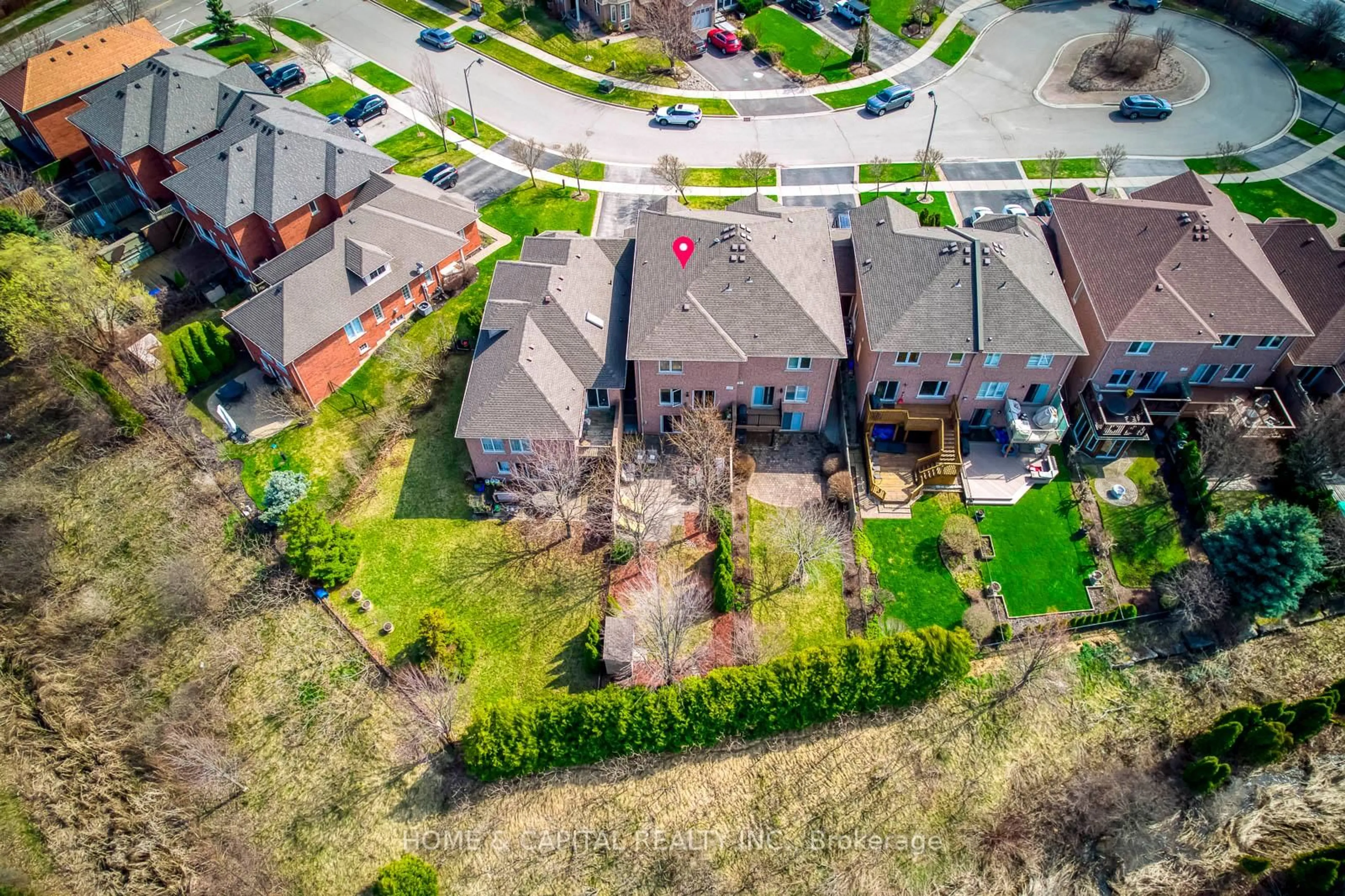A pic from outside/outdoor area/front of a property/back of a property/a pic from drone, street for 2287 KINGFISHER Crt, Oakville Ontario L6M 3Z3