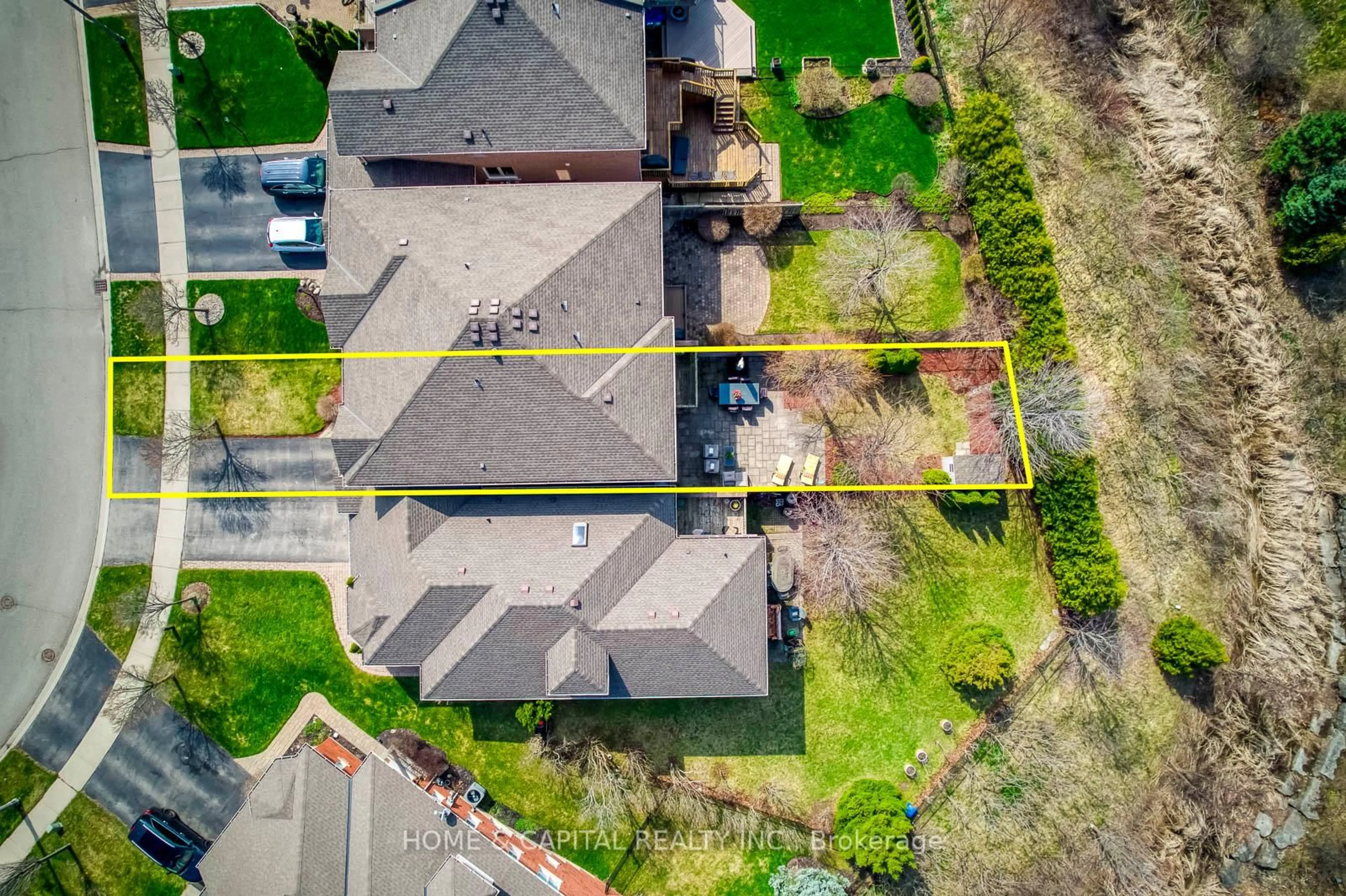 A pic from outside/outdoor area/front of a property/back of a property/a pic from drone, street for 2287 KINGFISHER Crt, Oakville Ontario L6M 3Z3