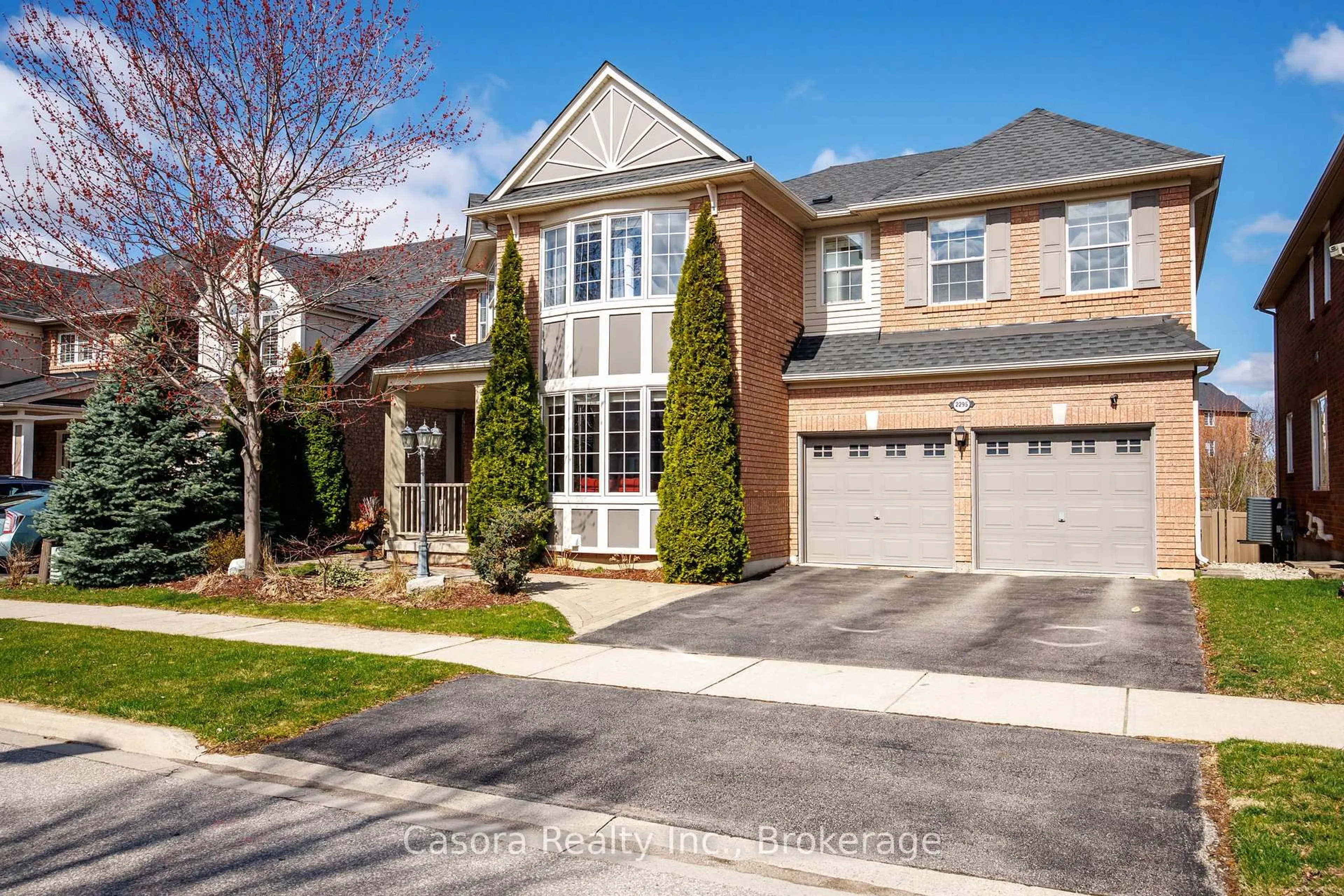 Home with brick exterior material, street for 2295 Glazebrook Circ, Oakville Ontario L6M 5B5