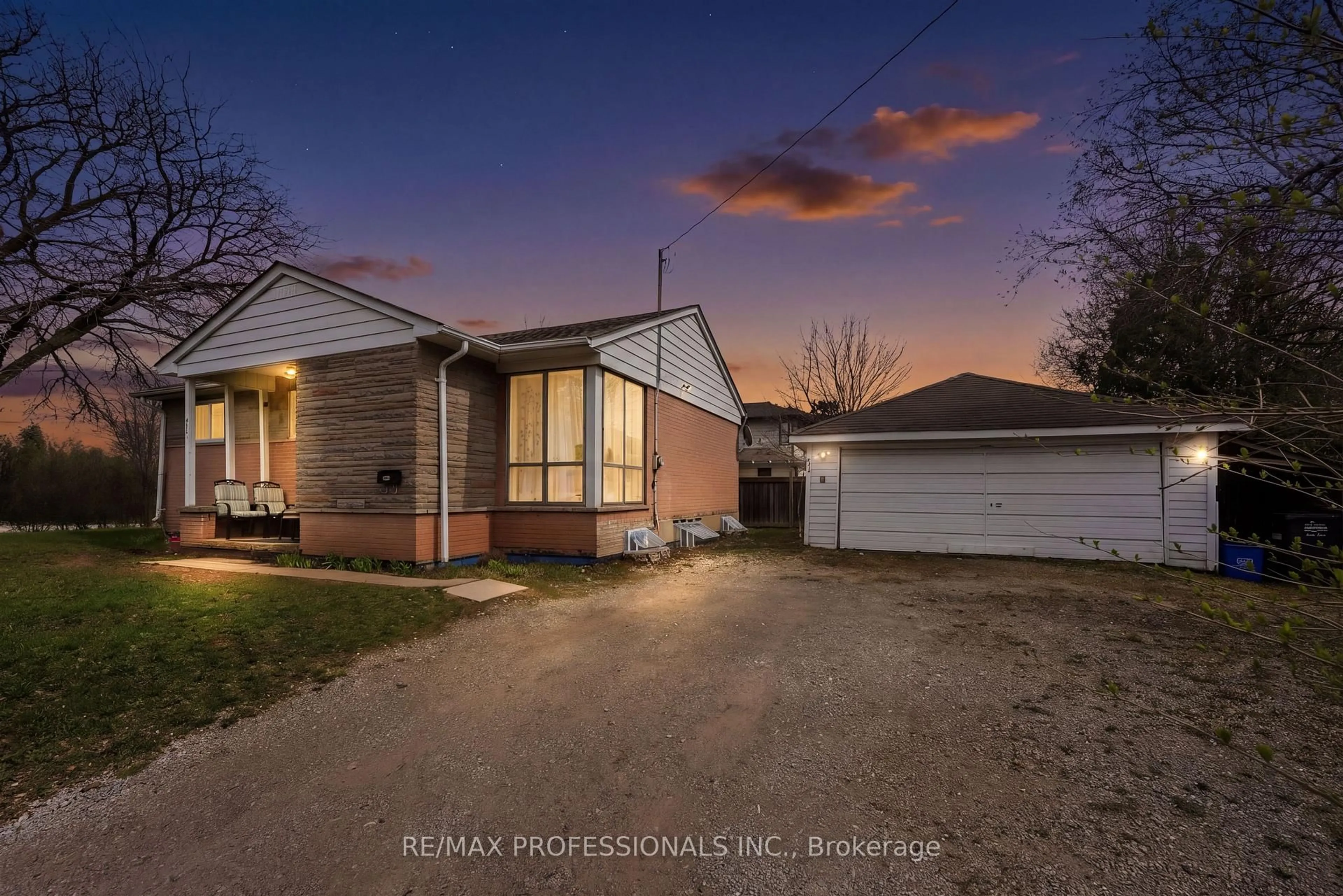 A pic from outside/outdoor area/front of a property/back of a property/a pic from drone, street for 473 Samford Pl, Oakville Ontario L6L 4E7