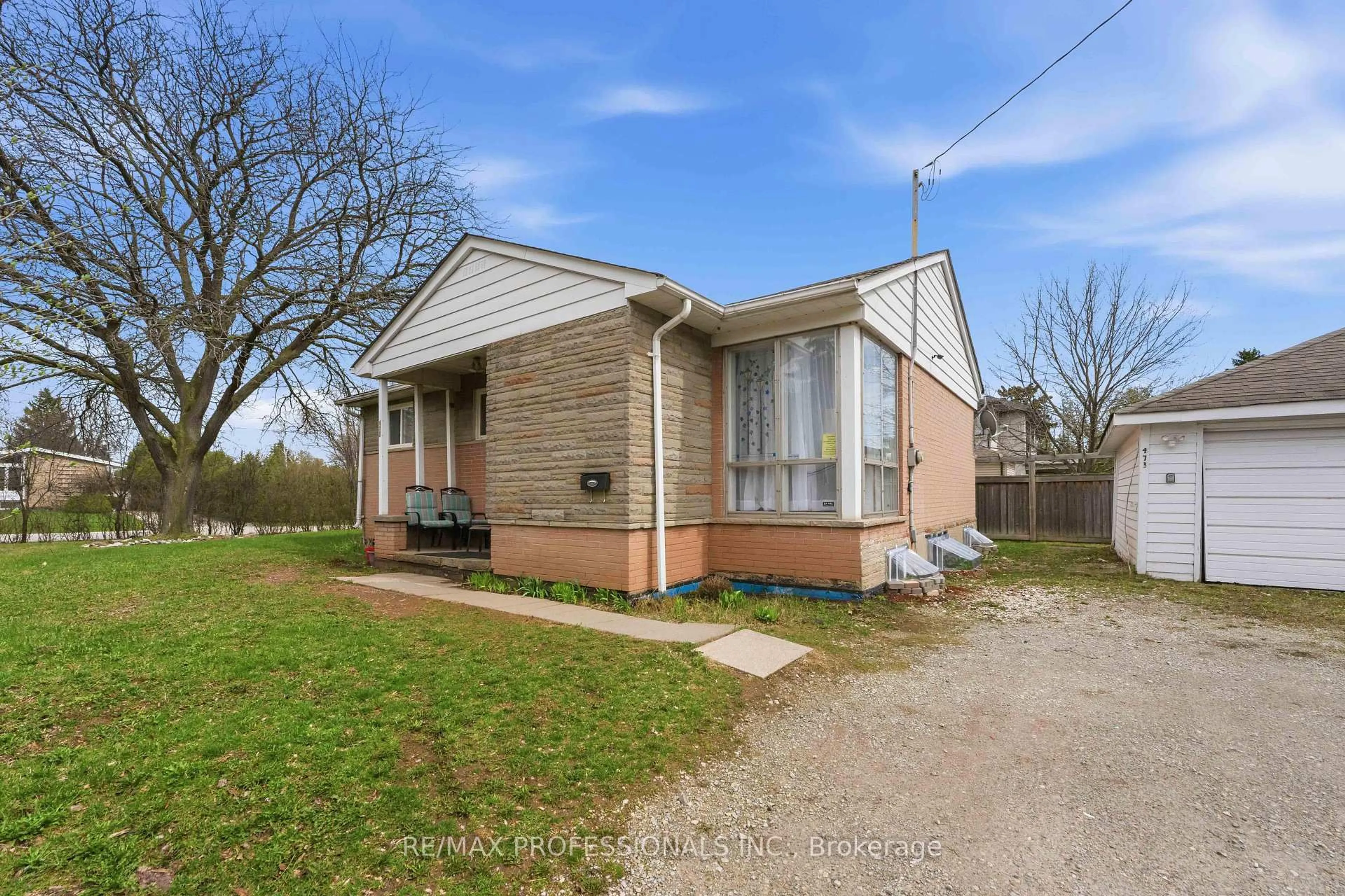 A pic from outside/outdoor area/front of a property/back of a property/a pic from drone, street for 473 Samford Pl, Oakville Ontario L6L 4E7