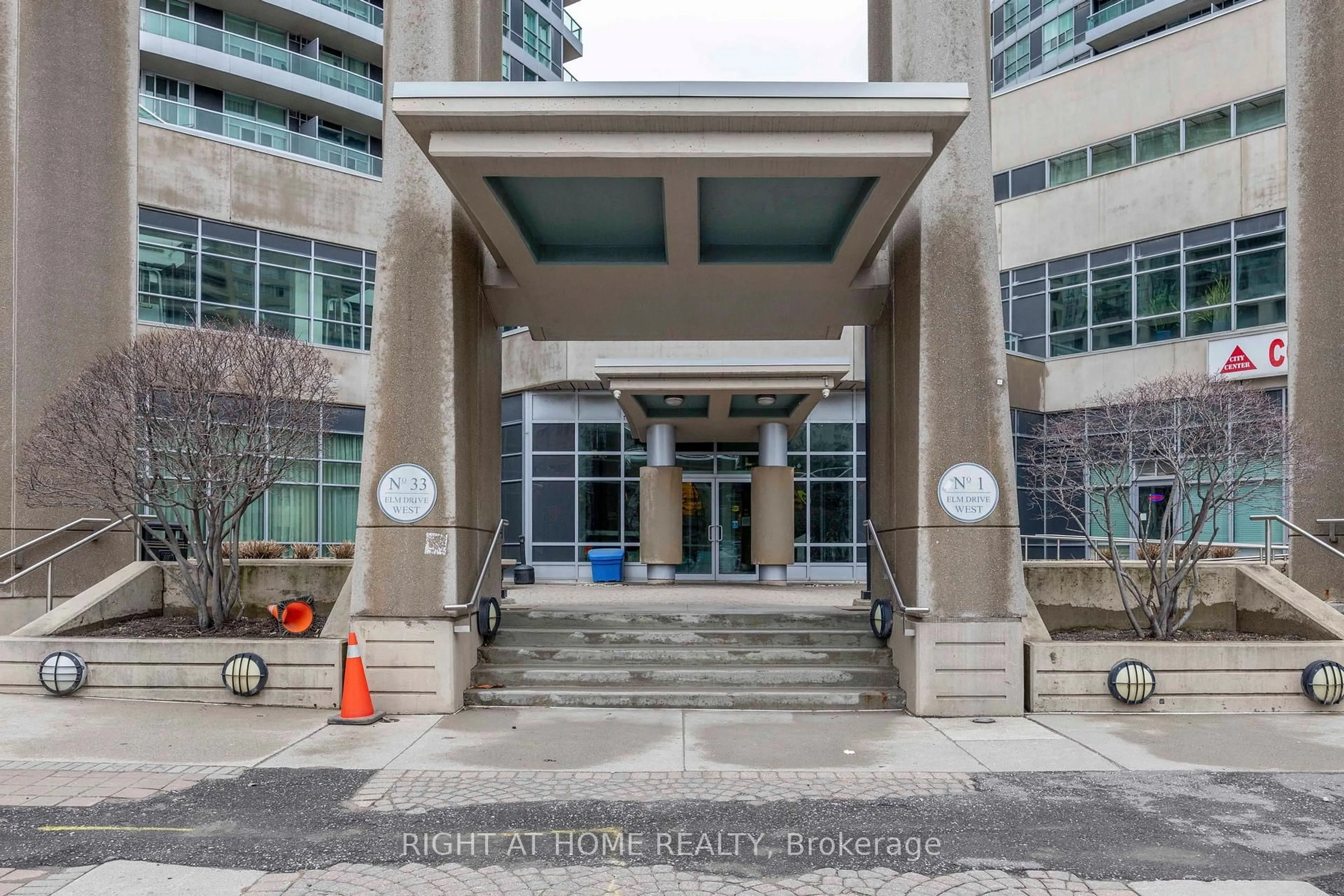 Indoor foyer for 1 Elm St #2404, Mississauga Ontario L5B 4M1